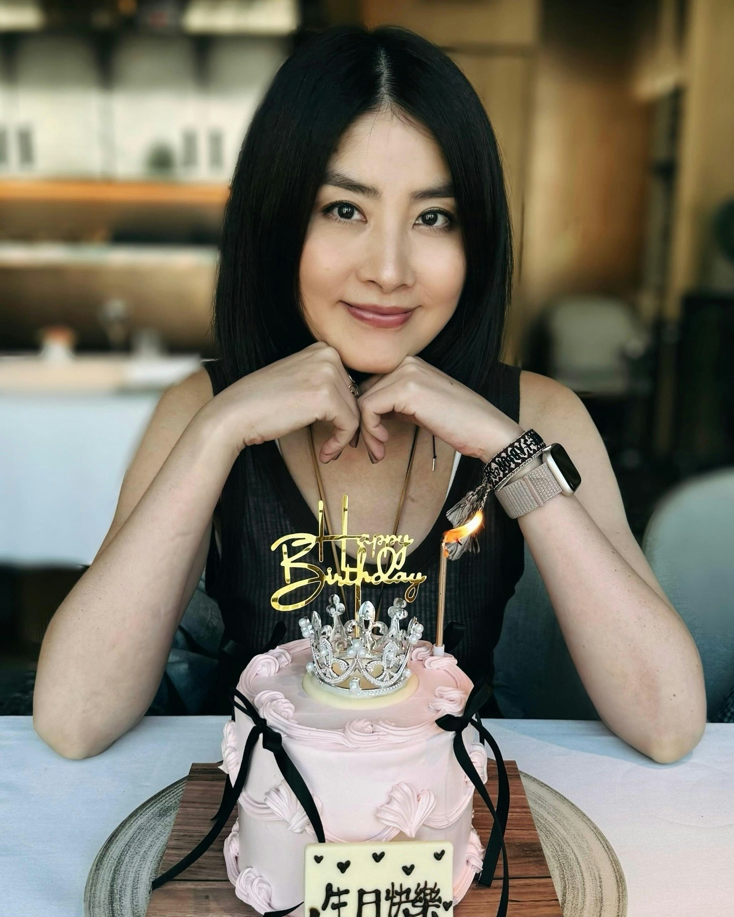 52歲長腿天后被偶遇滿面笑容零架子網民驚訝：望落最多三十幾！