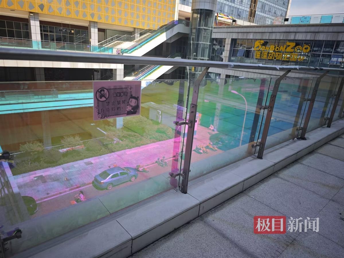 墮樓處護欄上的提示。（極目新聞）
