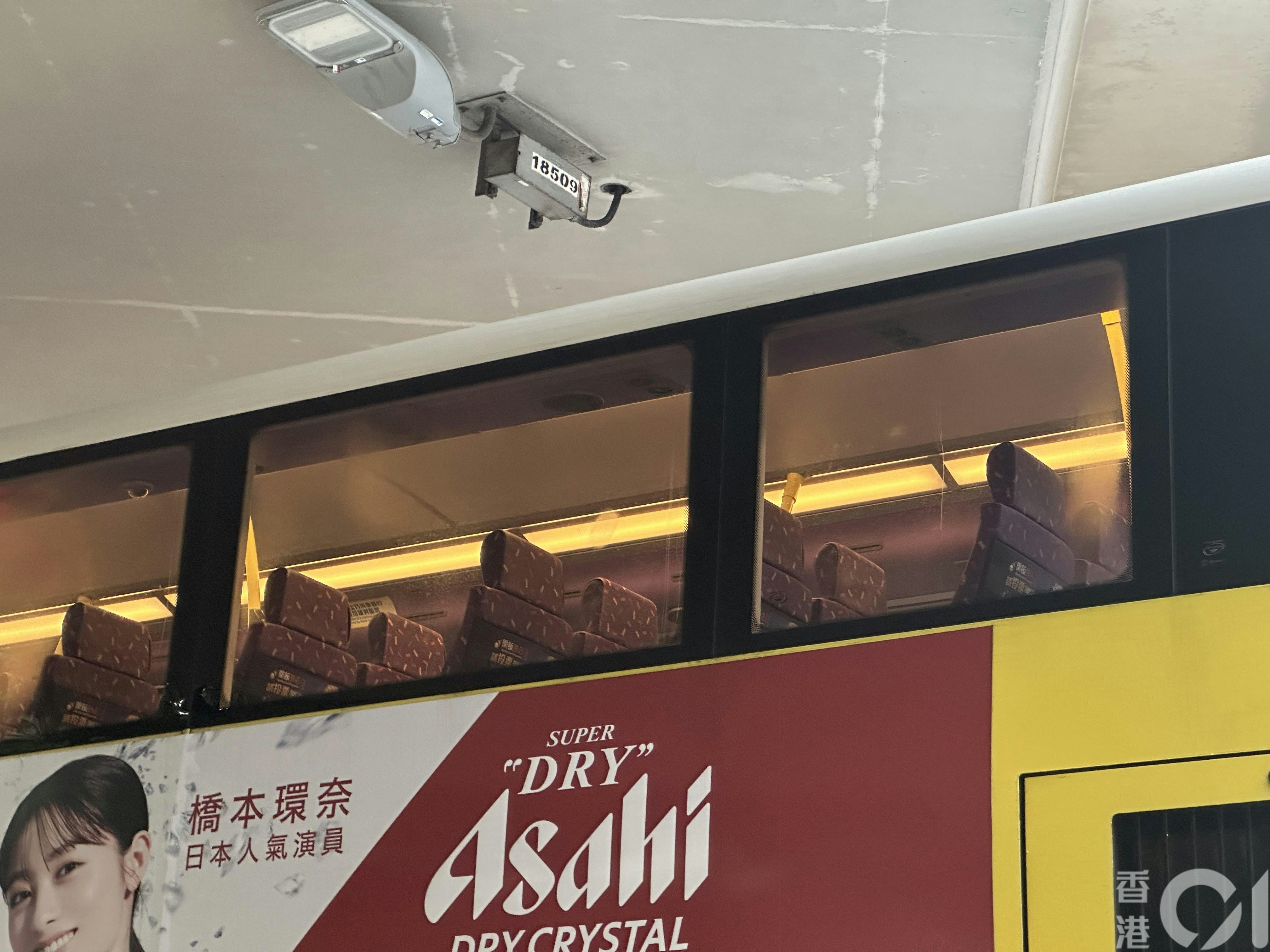 警方接報到場，於該雙層巴士的上層後排座位發現有遭人破壞痕跡，初步調查共有兩張座椅的坐墊前座的有椅背被破壞痕跡。（鄭嘉惠攝）