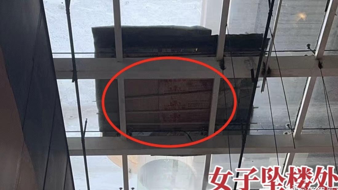 成都37歲女萬達廣場跳樓亡　砸死70歲途人老婦　玻璃頂棚被砸穿