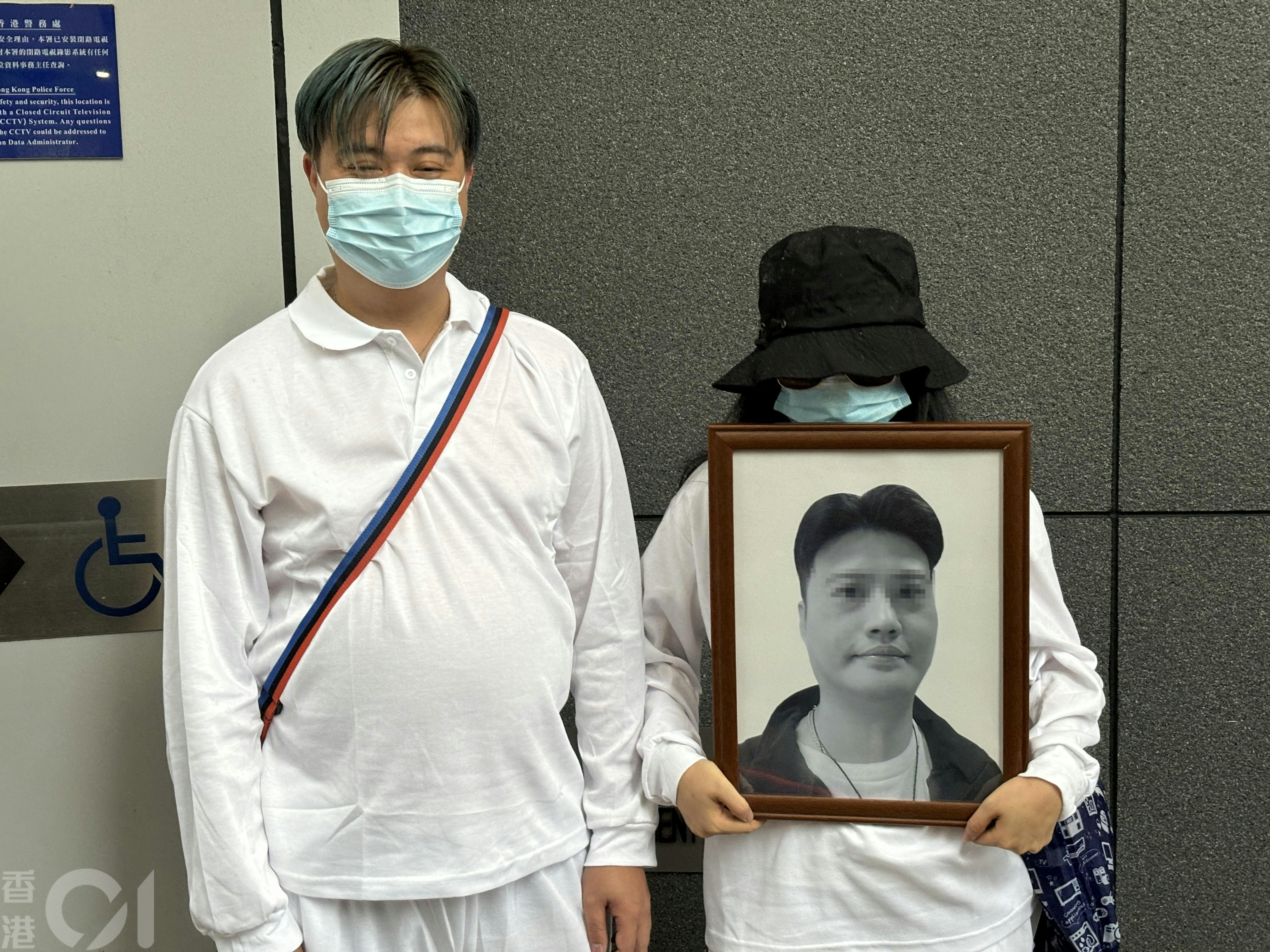 死者胞兄及死者妻子到警總外抗議。（羅日昇攝）