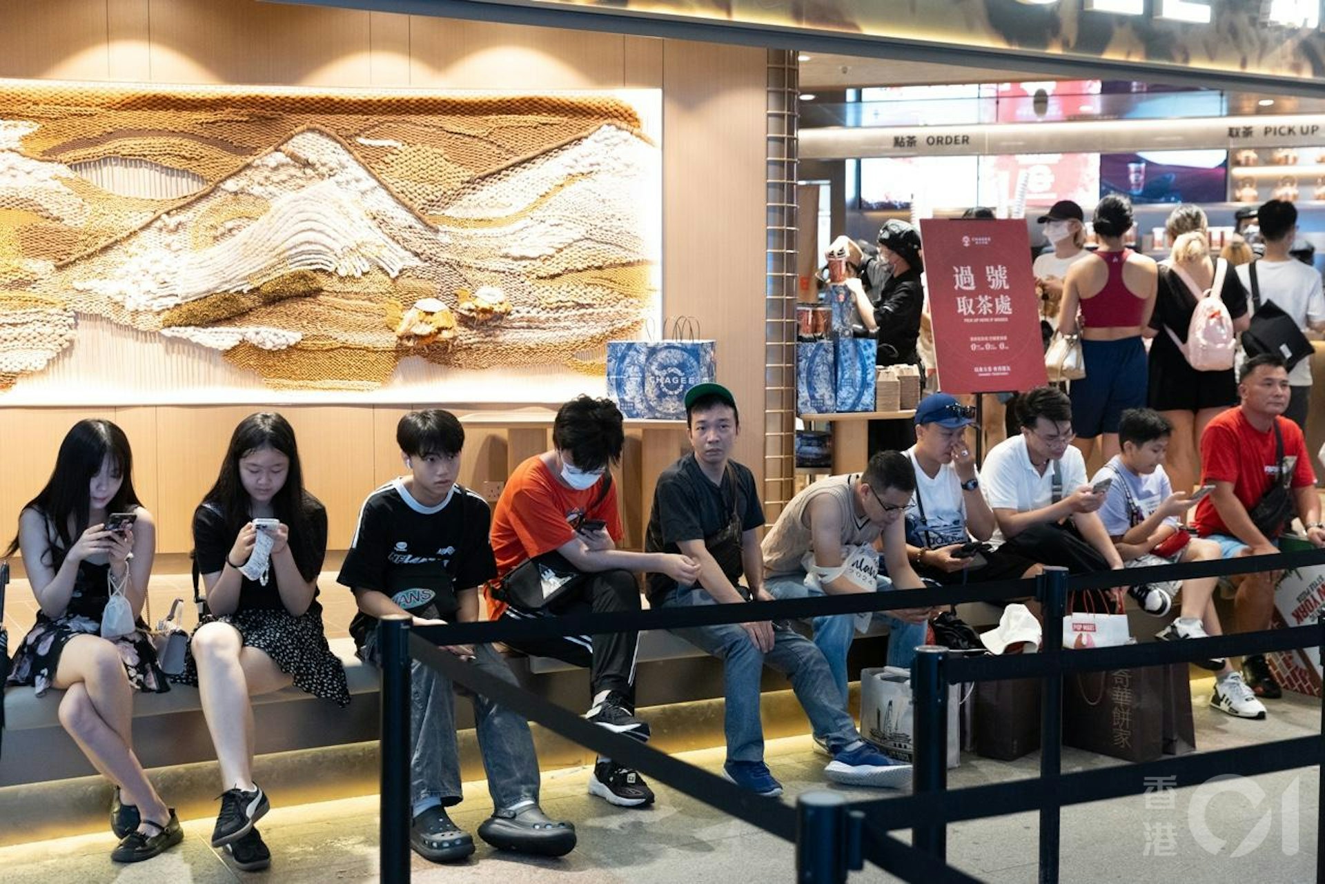 內地茶飲品牌霸王茶姬攻港,於尖沙咀K11購物藝術館開店,9月22日是開業以來第一個星期日,高峰時期要輪候超過200杯。(梁鵬威攝) 內地茶飲品牌霸王茶姬攻港,於尖沙咀K11購物藝術館開店,9月22日是開業以來第一個星期日,高峰時期要輪候超過200杯。(梁鵬威攝)