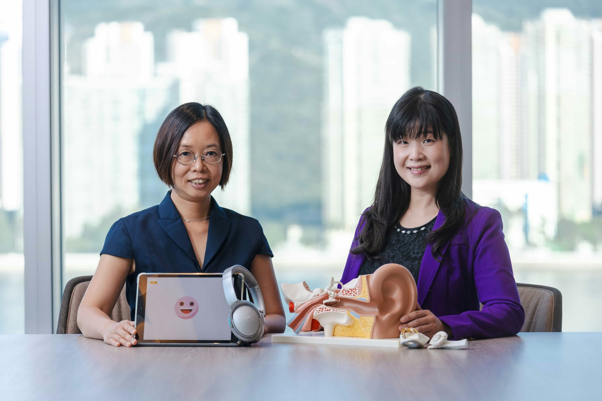 伍凱怡教授(左)與張慧子醫生(右)關注長者聽力及前庭系統健康,分別就此展開KPF項目。 伍凱怡教授(左)與張慧子醫生(右)關注長者聽力及前庭系統健康,分別就此展開KPF項目。