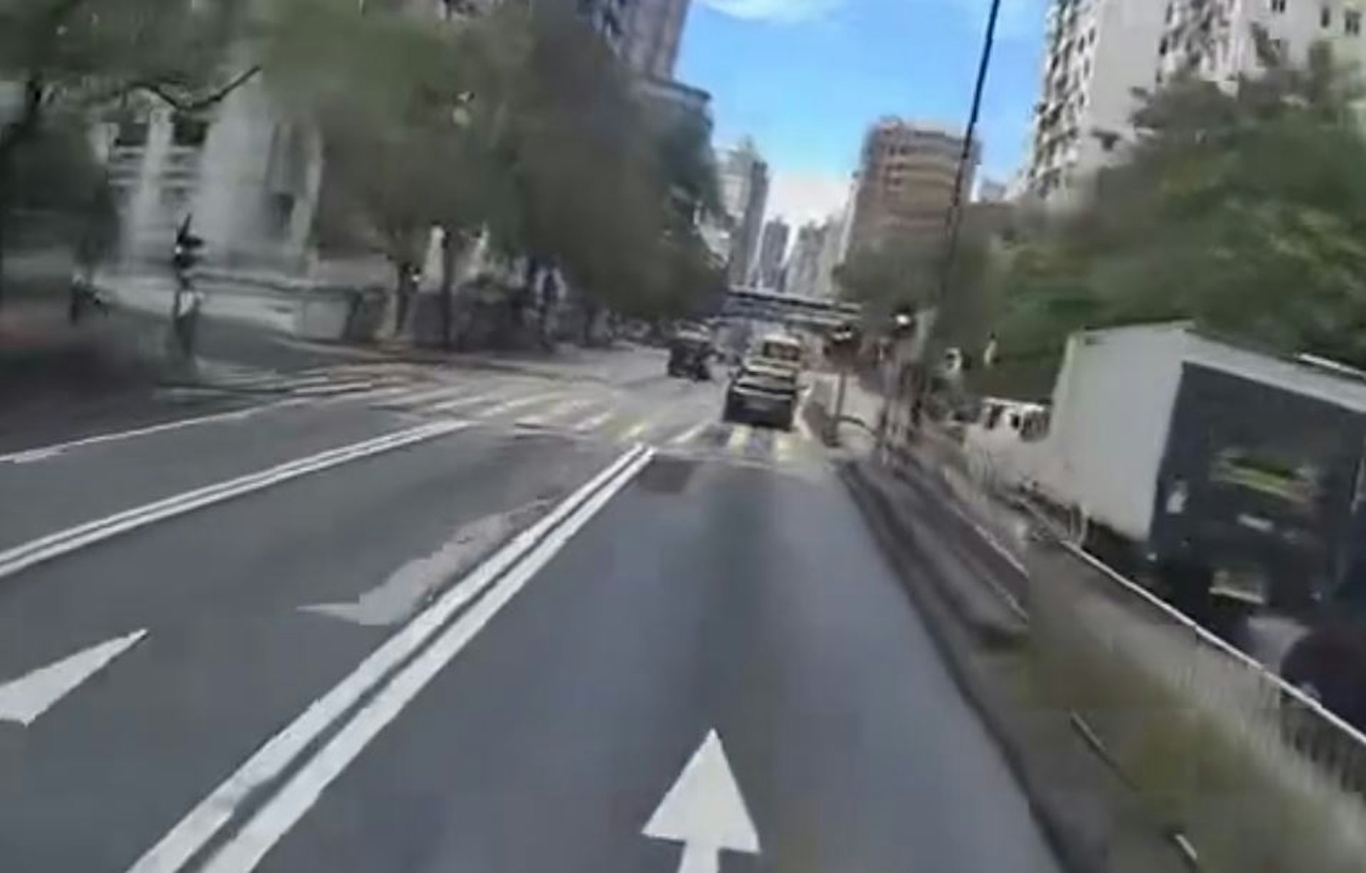 紅綠燈轉燈號時,有途人在路邊等候過馬路。(車CAM截圖) 紅綠燈轉燈號時,有途人在路邊等候過馬路。(車CAM截圖)