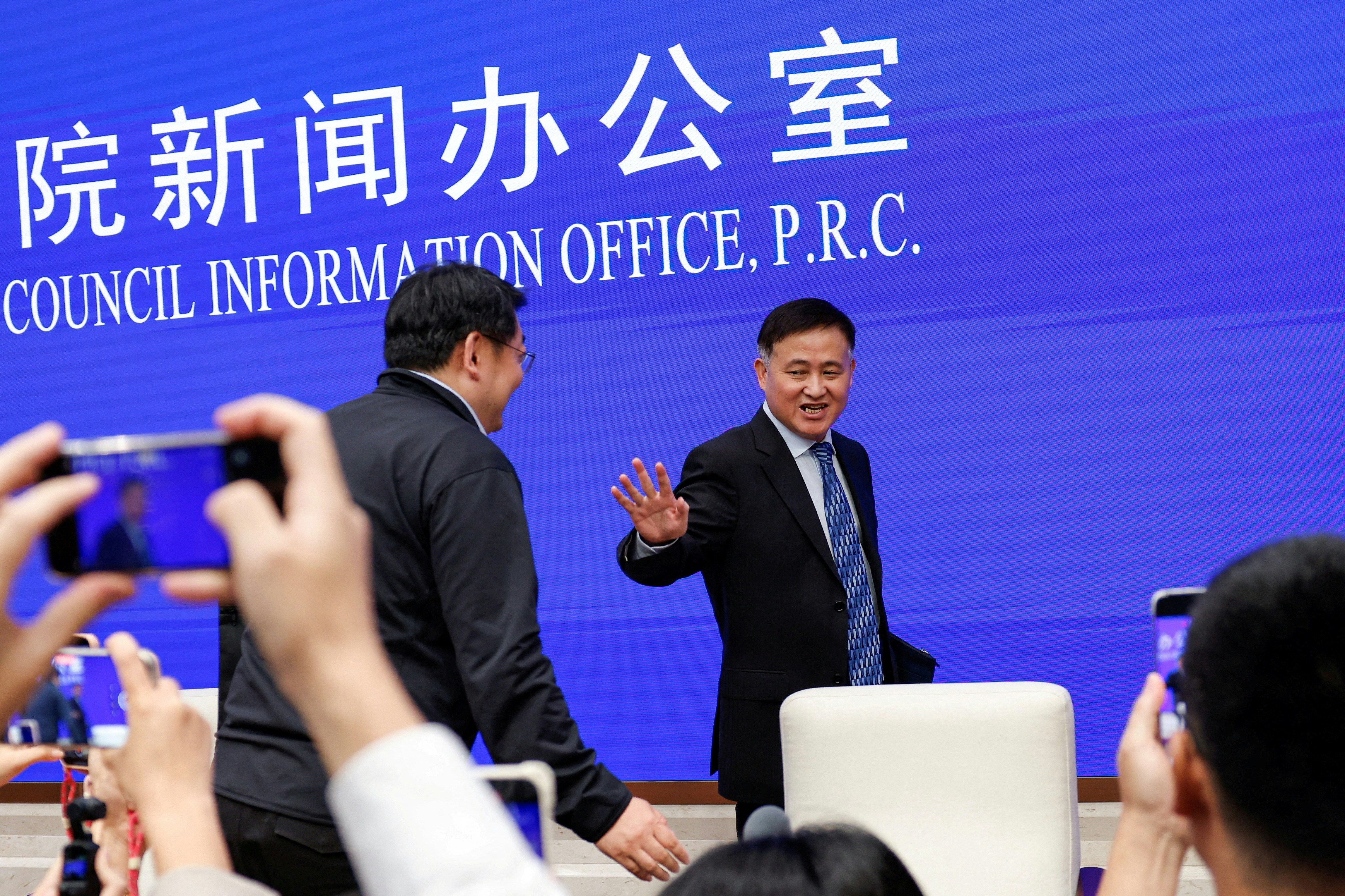潘功勝︰確保民企融資成本在今後比較長的時間中保持在較低水平