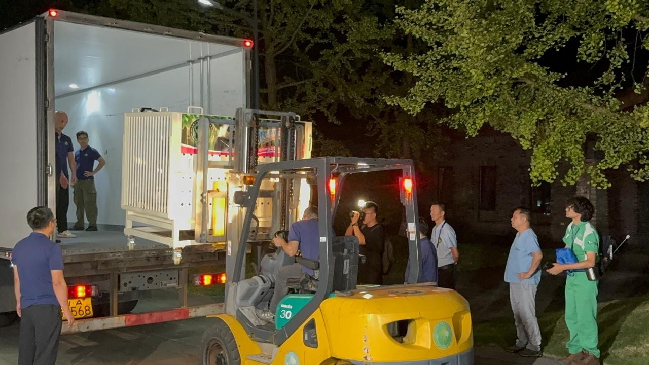 中央贈港一對大熊貓安安和可可,今日(26日)由四川成都啟程來港。圖為可可被運上車。(孔繁栩攝) 中央贈港一對大熊貓安安和可可,今日(26日)由四川成都啟程來港。圖為可可被運上車。(孔繁栩攝)