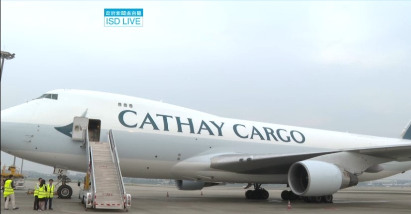 中央贈港一對大熊貓安安和可可9月26日由四川成都啟程來港,大熊貓「包機」在早上近9時在成都雙流機場起飛。(政府新聞處) 中央贈港一對大熊貓安安和可可9月26日由四川成都啟程來港,大熊貓「包機」在早上近9時在成都雙流機場起飛。(政府新聞處)