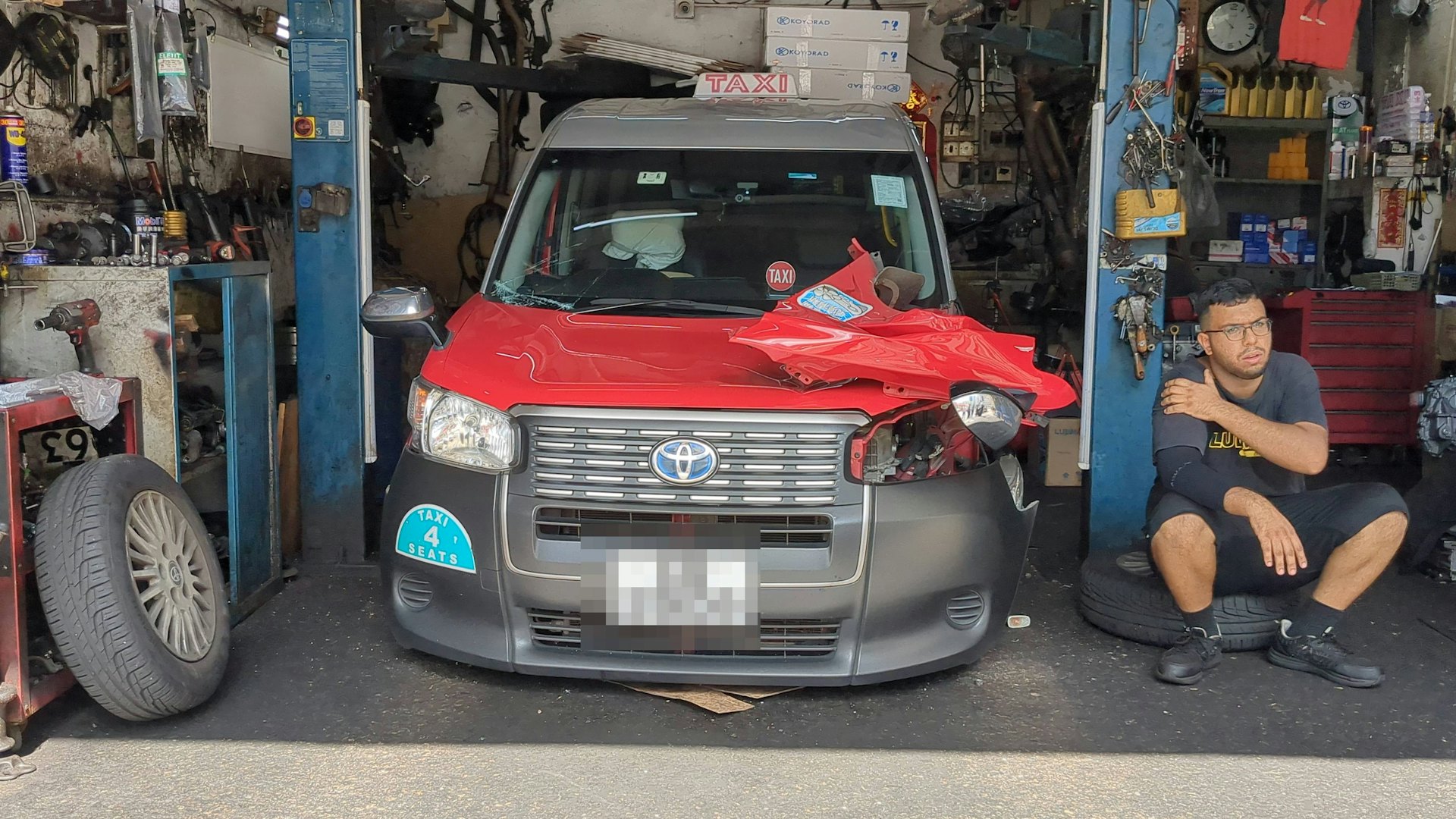 柴灣豐業街車房 懸空的士由兩米高墮下 擊傷技工頭部送院 柴灣豐業街車房 懸空的士由兩米高墮下 擊傷技工頭部送院