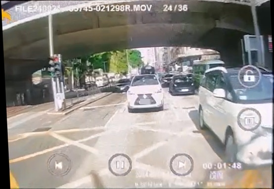 片段甫開始,黑衫男駕駛的白色Lexus七人車正沿亞皆老街中線行駛,而老翁駕駛的白色豐田七人車則在左一線行駛。 片段甫開始,黑衫男駕駛的白色Lexus七人車正沿亞皆老街中線行駛,而老翁駕駛的白色豐田七人車則在左一線行駛。