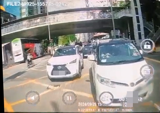 兩車駛到亞皆老街及染布房街交界時,豐田疑無打燈突然切入中線,令Lexus減速扭向快線閃避。 兩車駛到亞皆老街及染布房街交界時,豐田疑無打燈突然切入中線,令Lexus減速扭向快線閃避。