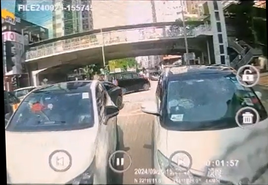 其後Lexus再次扭左軚切回中線,兩車一度並排停在中線。 其後Lexus再次扭左軚切回中線,兩車一度並排停在中線。