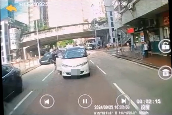 老翁下車時,疑用雙手將黑衫車推開,雙方一度爭論。 老翁下車時,疑用雙手將黑衫車推開,雙方一度爭論。