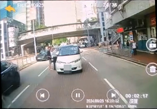 黑衫男右手似有動作擊向老翁腹部,令對方退後。 黑衫男右手似有動作擊向老翁腹部,令對方退後。