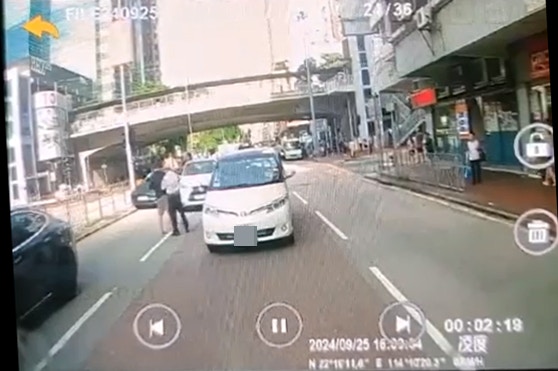 老翁隨即上前揮拳擊打黑衫男右邊面。 老翁隨即上前揮拳擊打黑衫男右邊面。