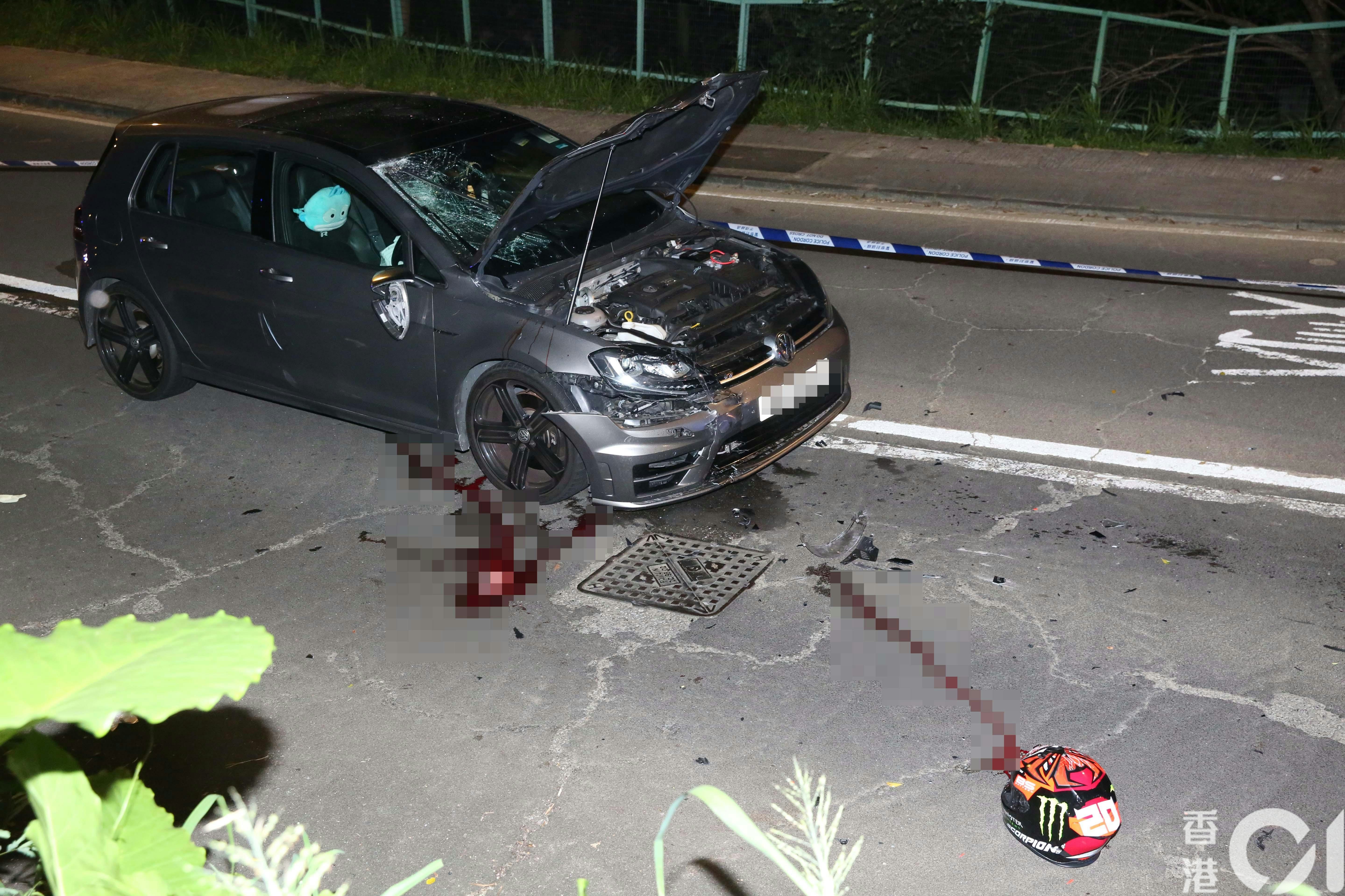 涉事私家車仍然越線，車頭泵把鬆脫，擋風玻璃和右邊倒後鏡損毀，右邊車轆附近有血跡，現場遺下頭盔。（李家傑攝）