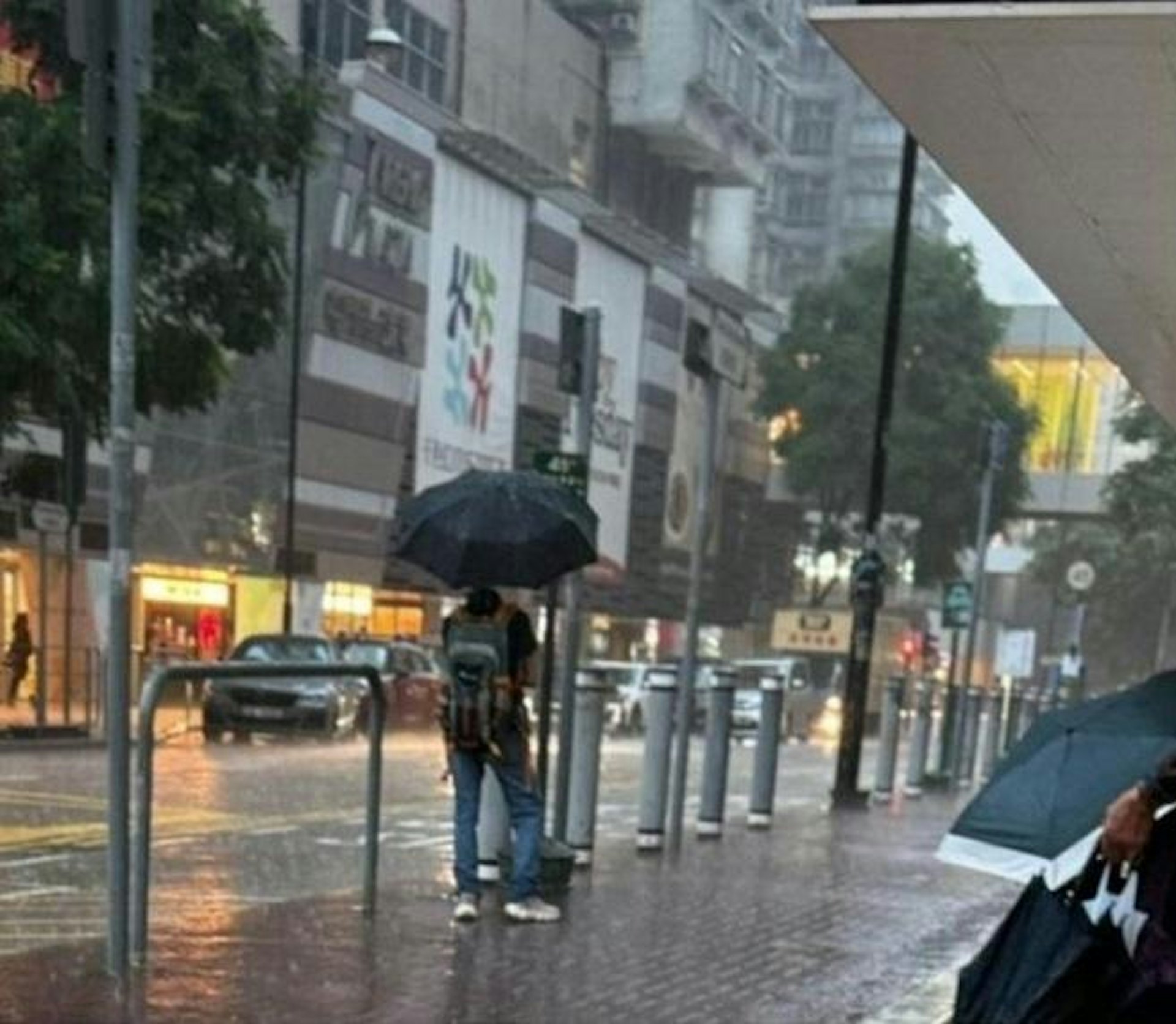下雨天1名男子冒雨撐傘站在屯順街近屯門時代廣場專綫小巴站等車,結果被指插隊。(網上圖片) 下雨天1名男子冒雨撐傘站在屯順街近屯門時代廣場專綫小巴站等車,結果被指插隊。(網上圖片)