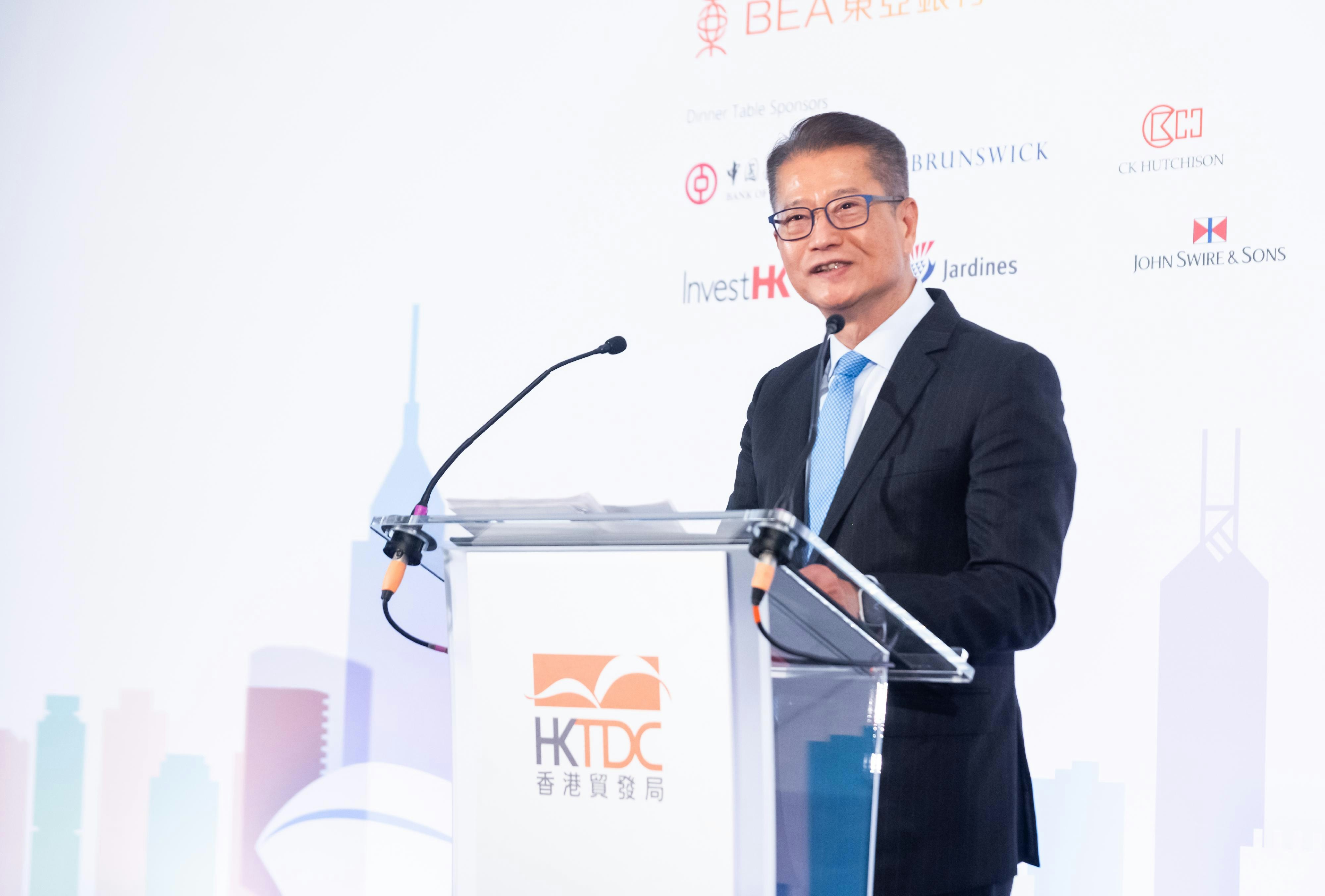 陳茂波訪問倫敦　指香港經濟穩健增長、吸引重點科企有良好進展