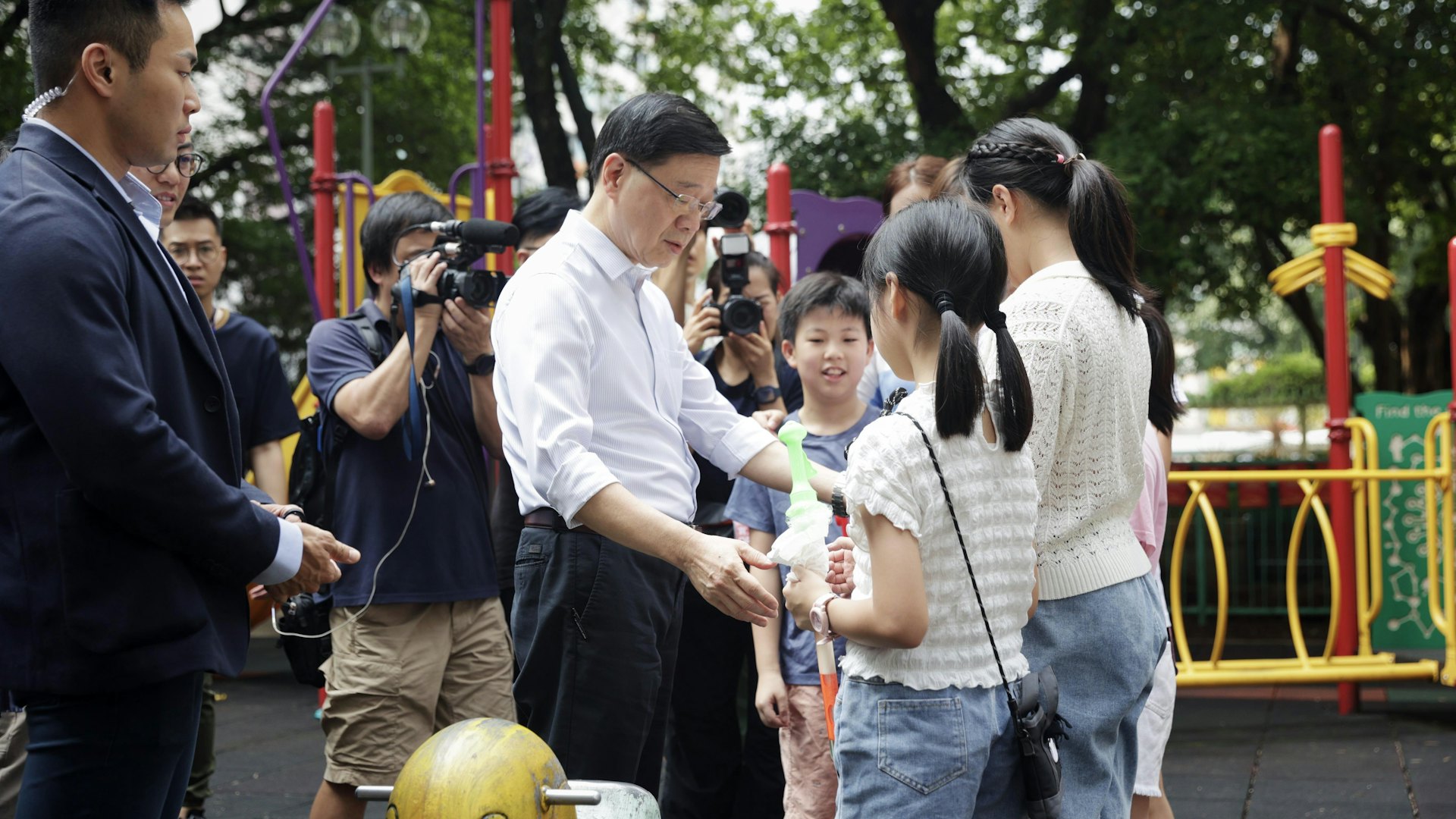 施政報告|落區沙田 市民問會否再派消費券 李家超:多方面努力 施政報告|落區沙田 市民問會否再派消費券 李家超:多方面努力