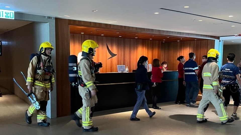 機場國泰貴賓室後勤設備起火 消防開喉救熄 疏散200人 機場國泰貴賓室後勤設備起火 消防開喉救熄 疏散200人