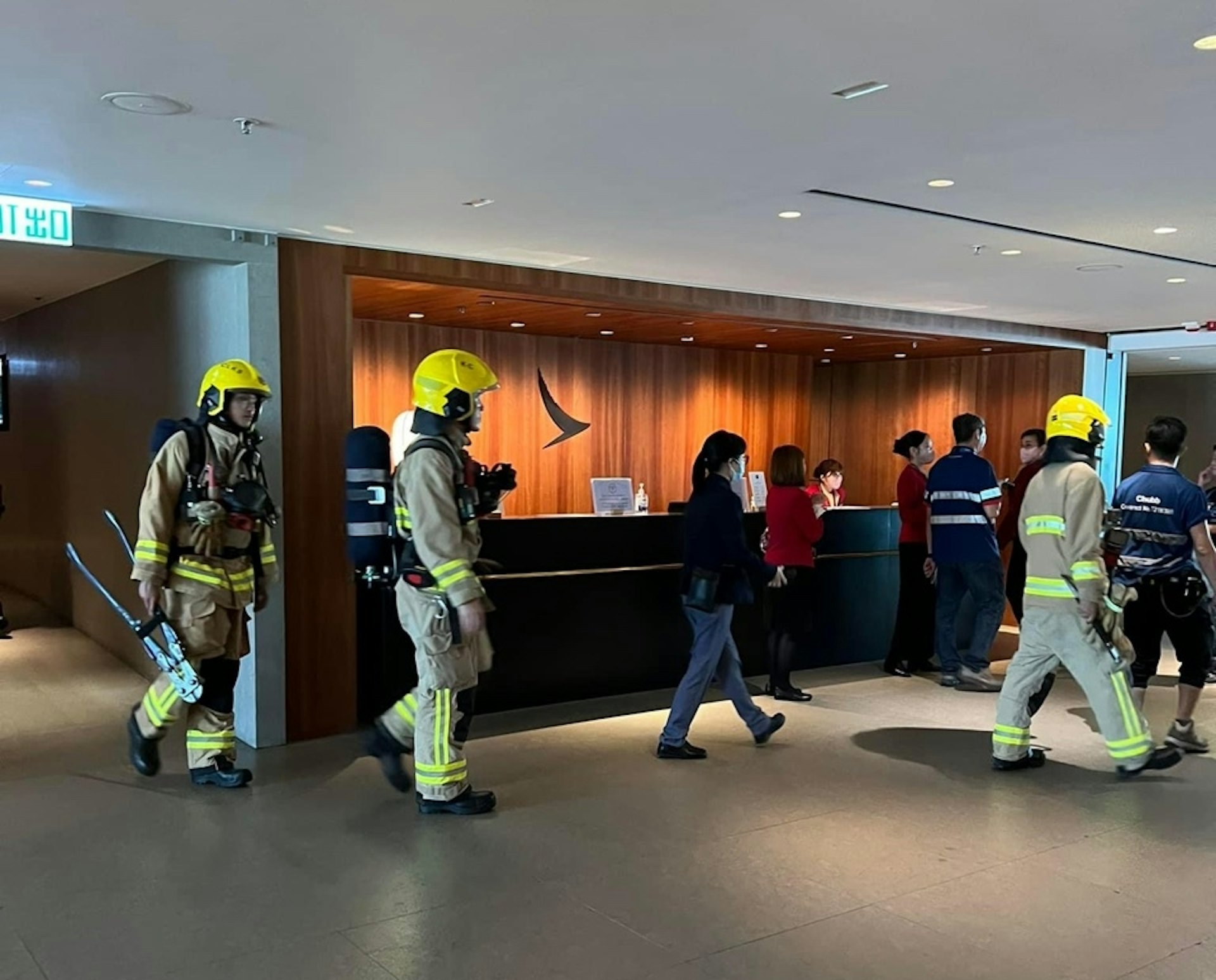 據報香港國際機場一號客運大樓的國泰貴賓室發生火警冒煙,消防員到場將火救熄。(香港機場實況討論區圖片) 據報香港國際機場一號客運大樓的國泰貴賓室發生火警冒煙,消防員到場將火救熄。(香港機場實況討論區圖片)