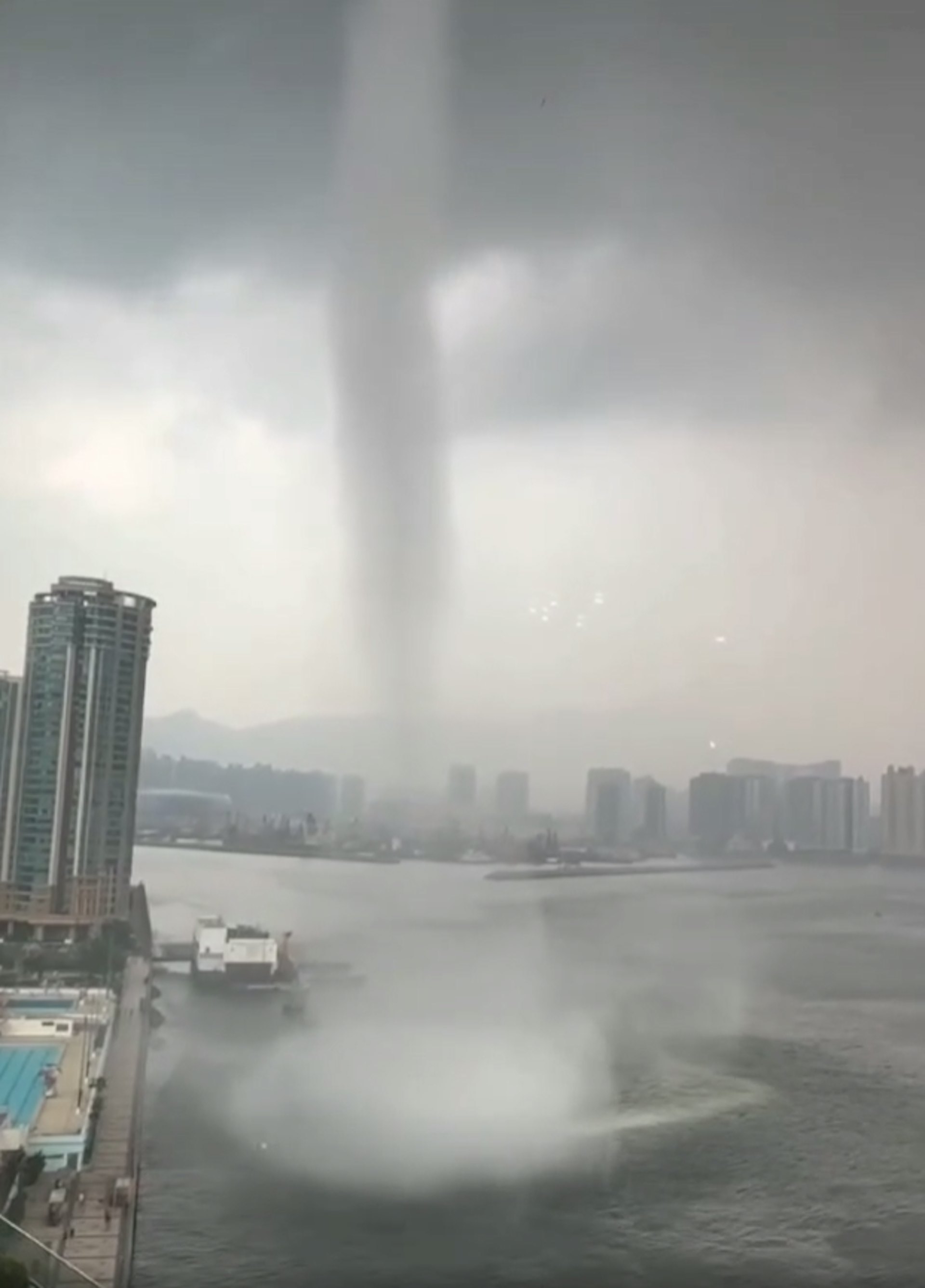 一道水龍捲9月28日中午12時30分掠過維港中部。有在紅磡海旁住拍攝的短片可見,水龍捲在大環山泳池岸道經過,甚至「撞向」泳池而散開。(網上影片截圖) 一道水龍捲9月28日中午12時30分掠過維港中部。有在紅磡海旁住拍攝的短片可見,水龍捲在大環山泳池岸道經過,甚至「撞向」泳池而散開。(網上影片截圖)