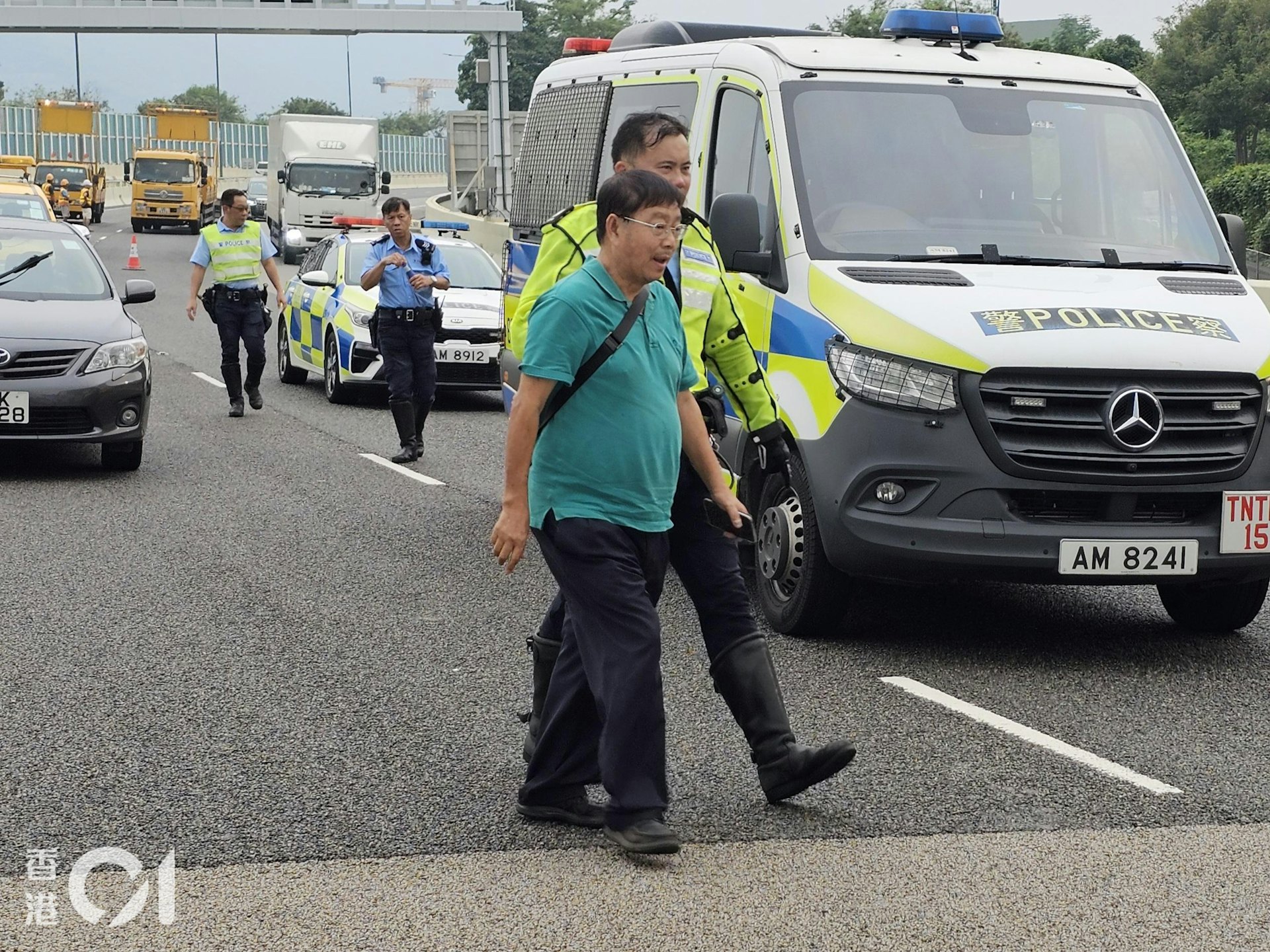 港深西部公路9月28日發生奪命車禍,兩名的士司機身亡,其中新界的士的「打理人」(綠衣者)事後到場了解。(梁偉權攝)
