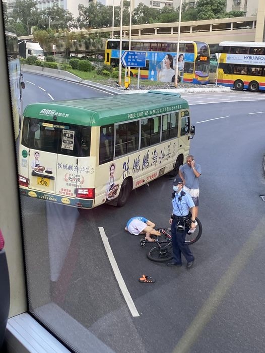 單車男人仰車翻，蜷縮倒地，鞋亦飛脫。（馬路的事 (即時交通資訊台)／Eugene Cheung）