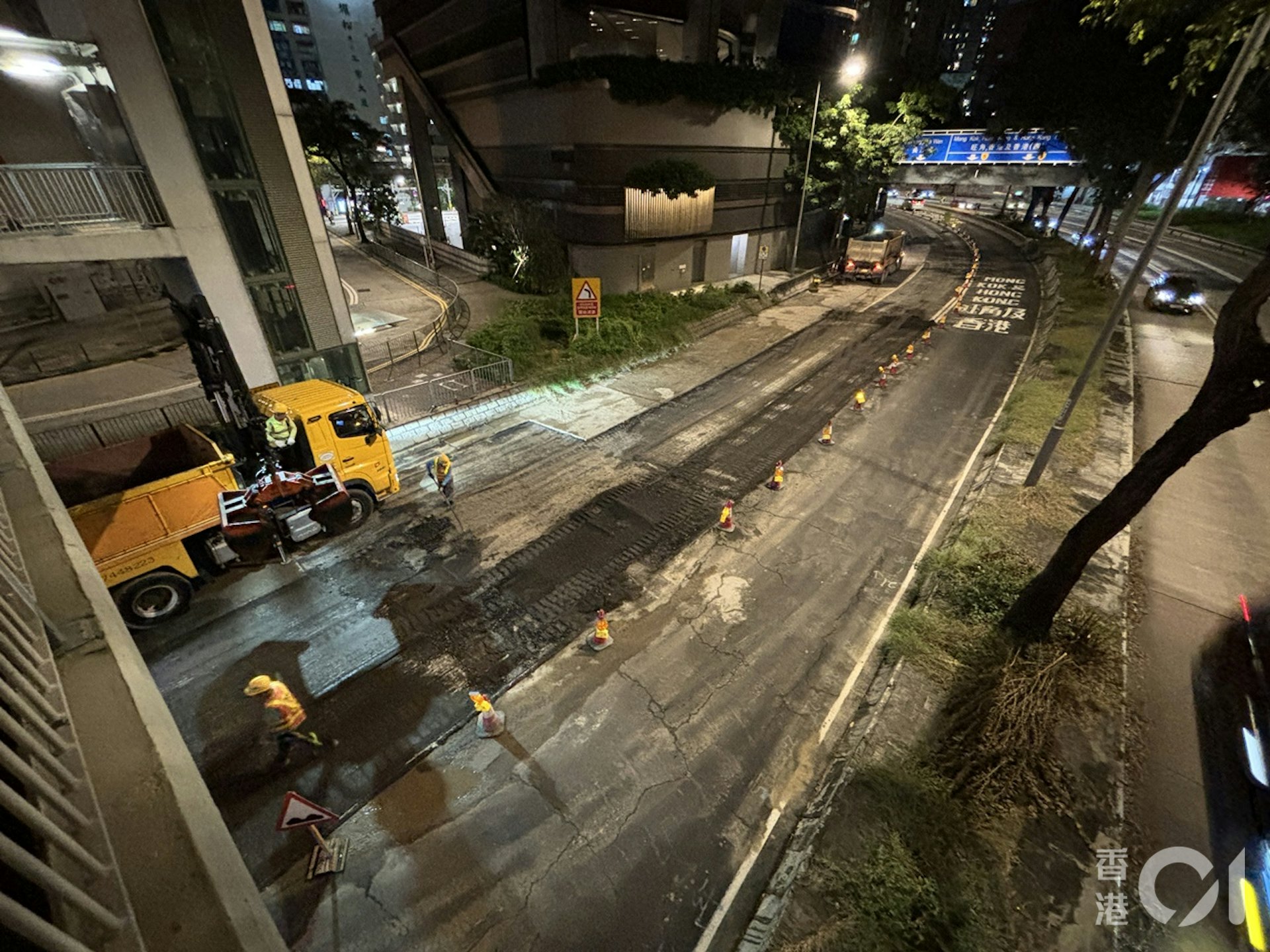 水務署表示,今日(29日)傍晚約6時,現場荔枝角道往旺角方向快線已恢復行車;計劃於明日(30日)早上6時前,全面重開該處行車線。(羅日昇攝) 水務署表示,今日(29日)傍晚約6時,現場荔枝角道往旺角方向快線已恢復行車;計劃於明日(30日)早上6時前,全面重開該處行車線。(羅日昇攝)