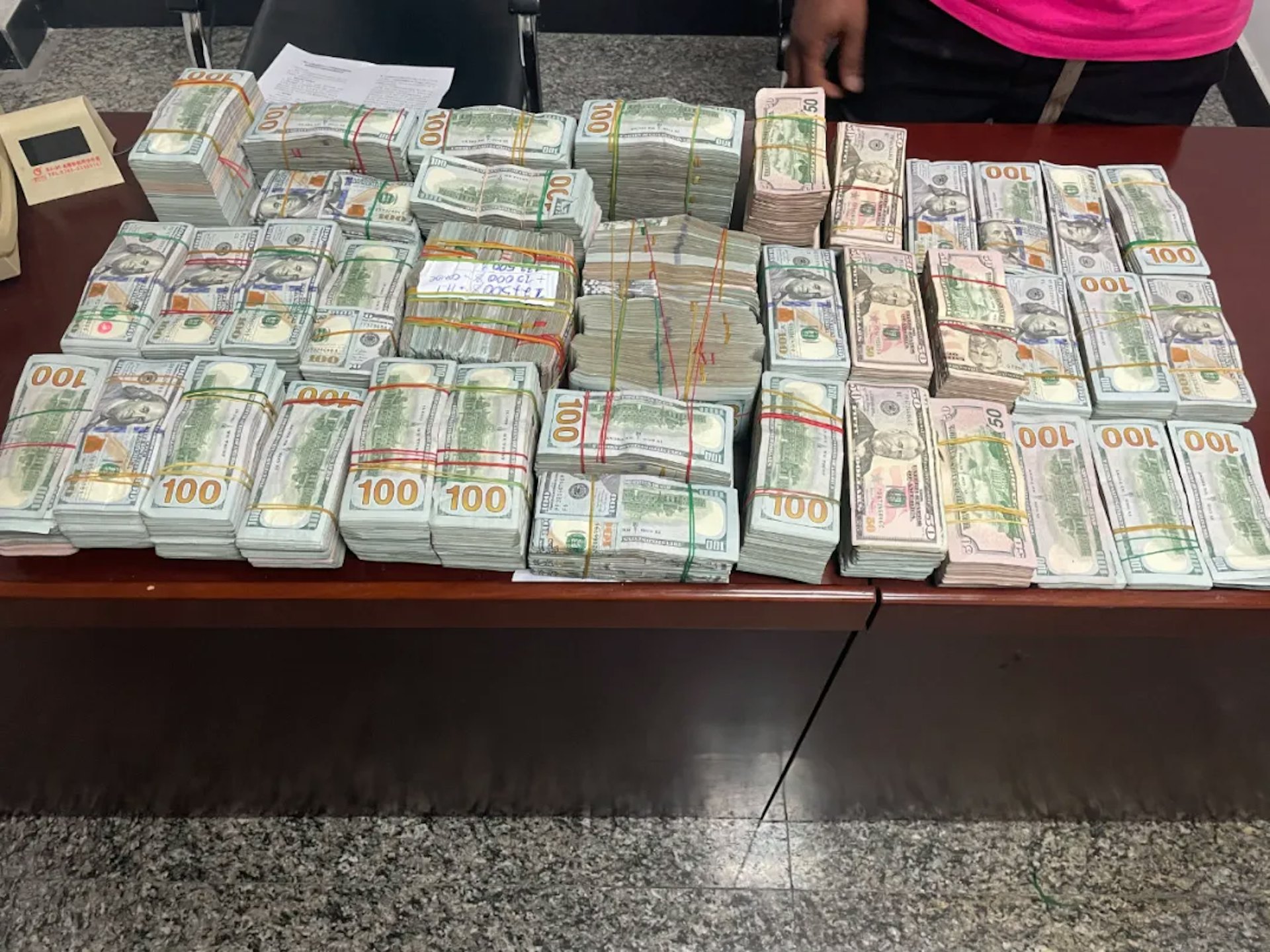 現場查獲180餘萬美元,折合人民幣超1260萬元。(海關發布)