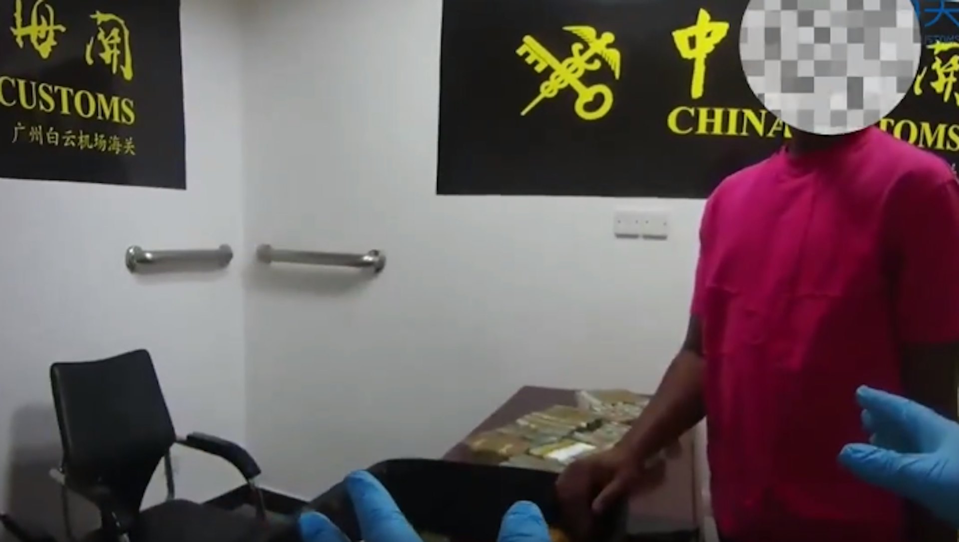 現場查獲180餘萬美元,折合人民幣超1260萬元。(海關發布)