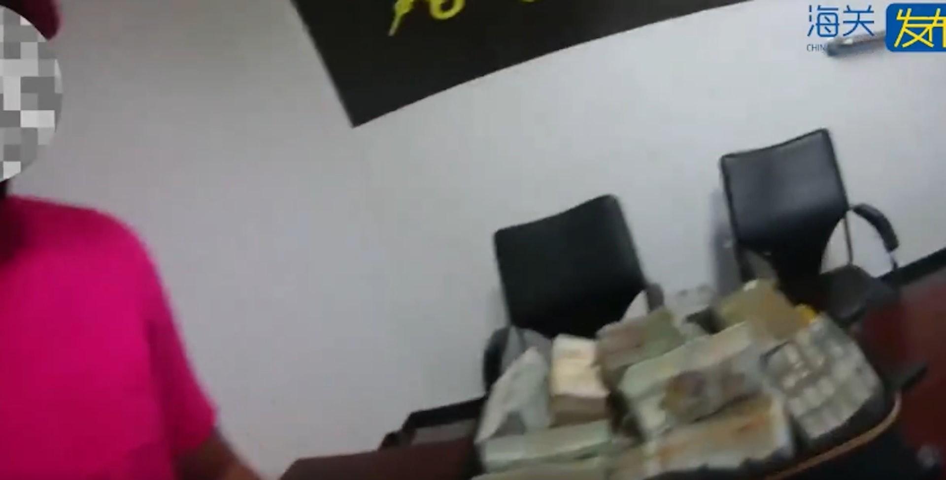 現場查獲180餘萬美元,折合人民幣超1260萬元。(海關發布)