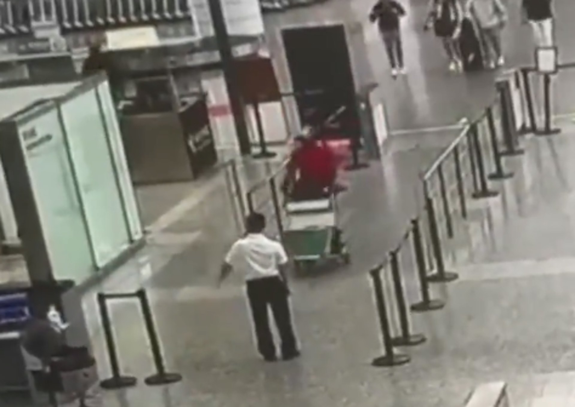 現場查獲180餘萬美元,折合人民幣超1260萬元。(海關發布)