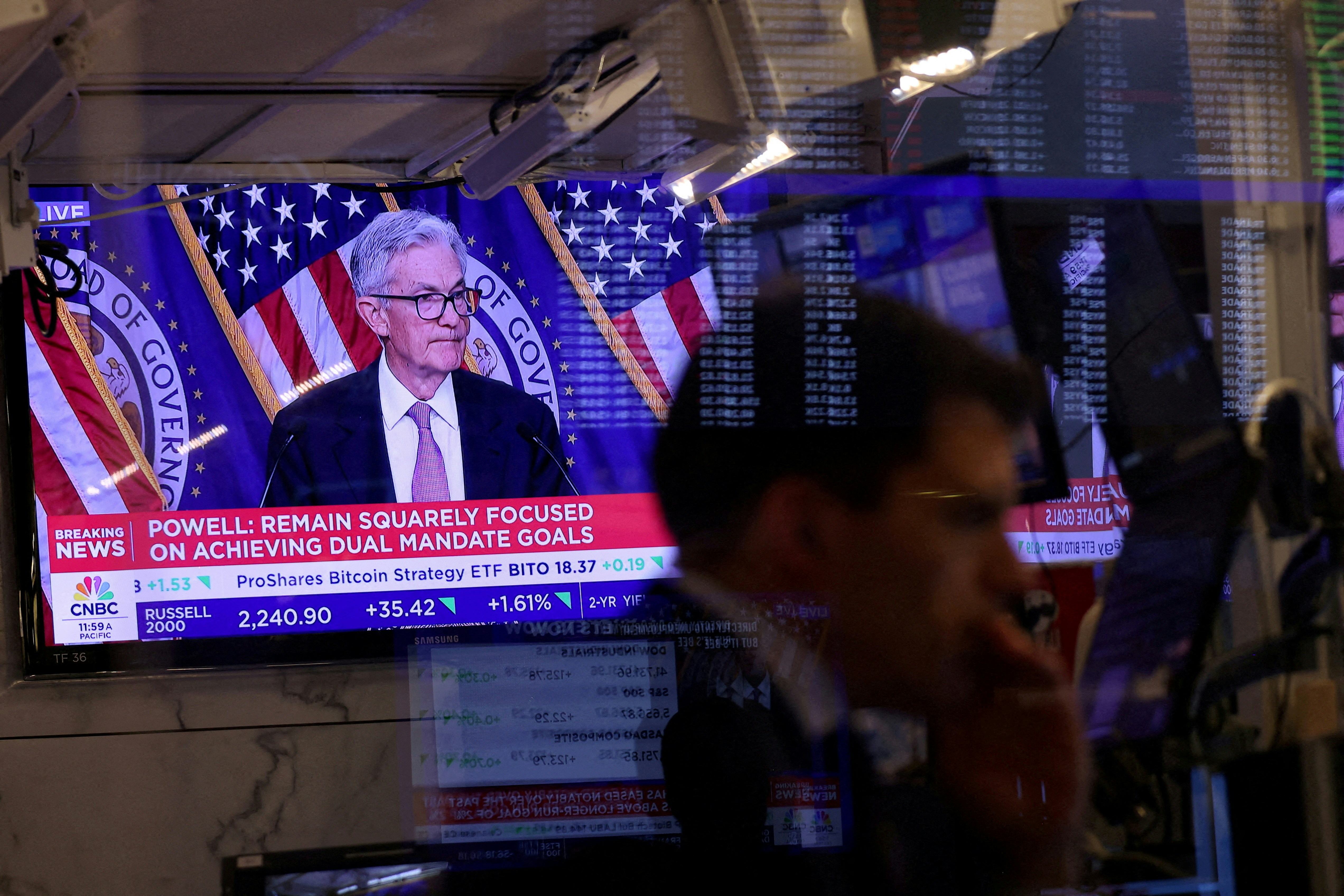 圖為2024年9月18日，美國紐約證券交易所(NYSE)交易大廳的螢幕上，顯示聯儲局主席鮑威爾（Jerome Powell）舉行新聞發布會。（Reuters）