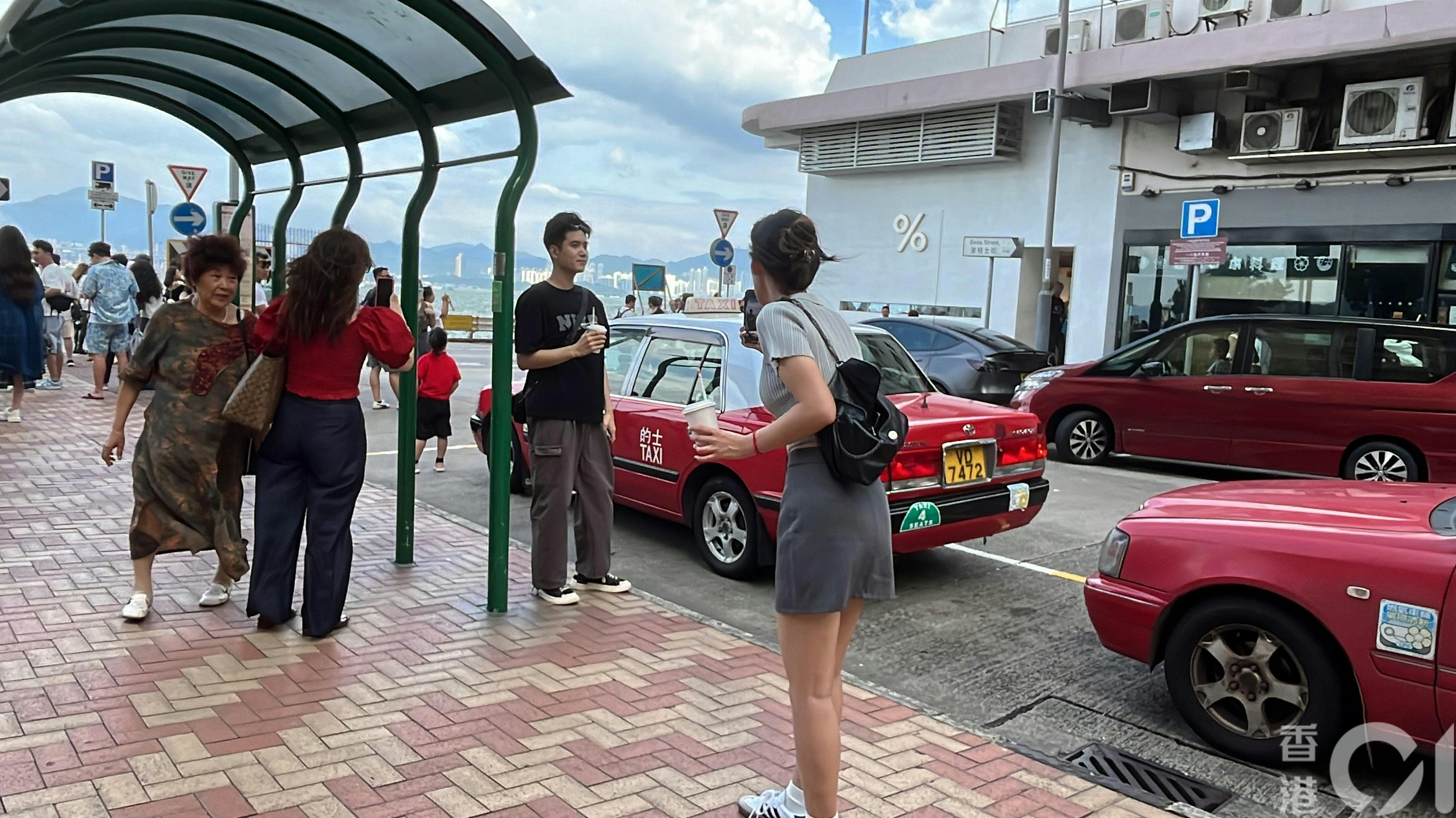 堅尼地城海旁逼滿打卡人潮。（林遠航攝）