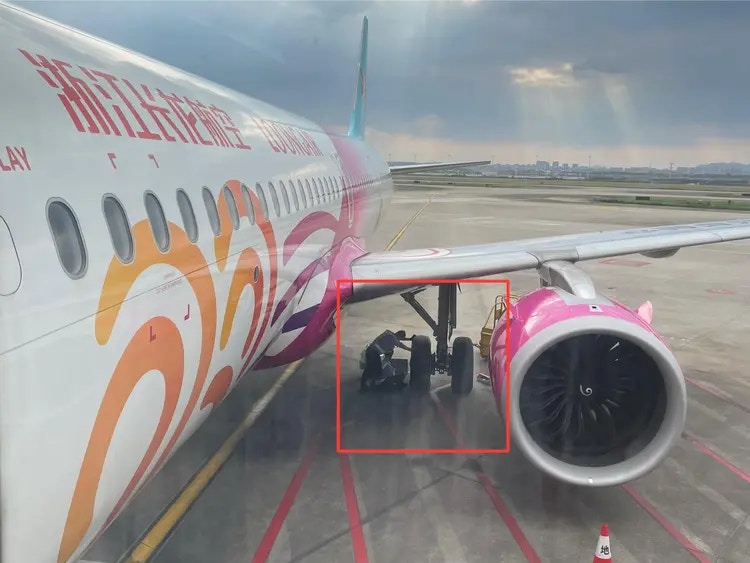 長龍航空廣州飛杭州航班延誤，機組人員稱輪胎被劃破了。（南方都市報）