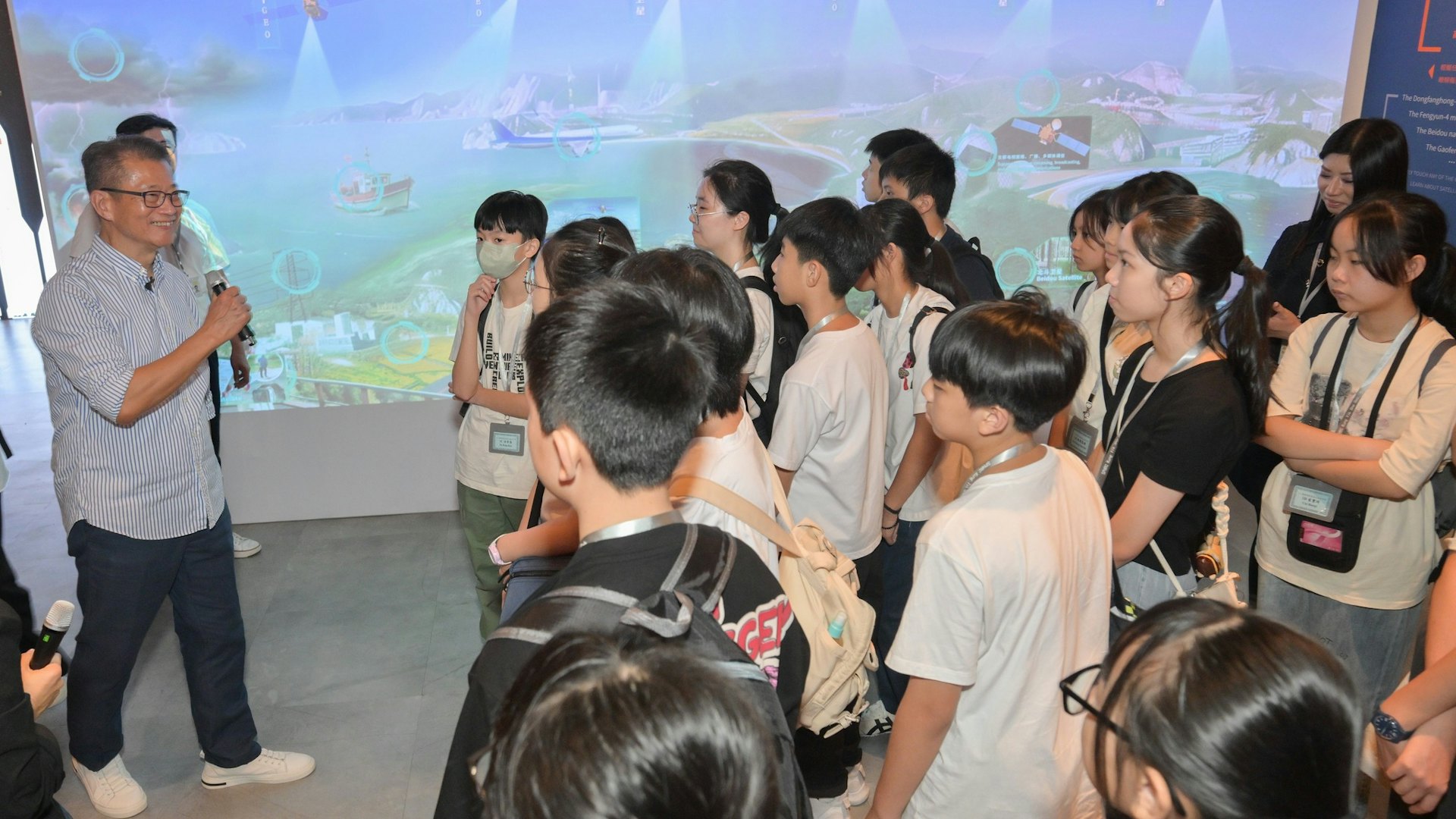 十一國慶|陳茂波帶學生參觀國家成就展 鄧炳強參加保安局同樂日 十一國慶|陳茂波帶學生參觀國家成就展 鄧炳強參加保安局同樂日