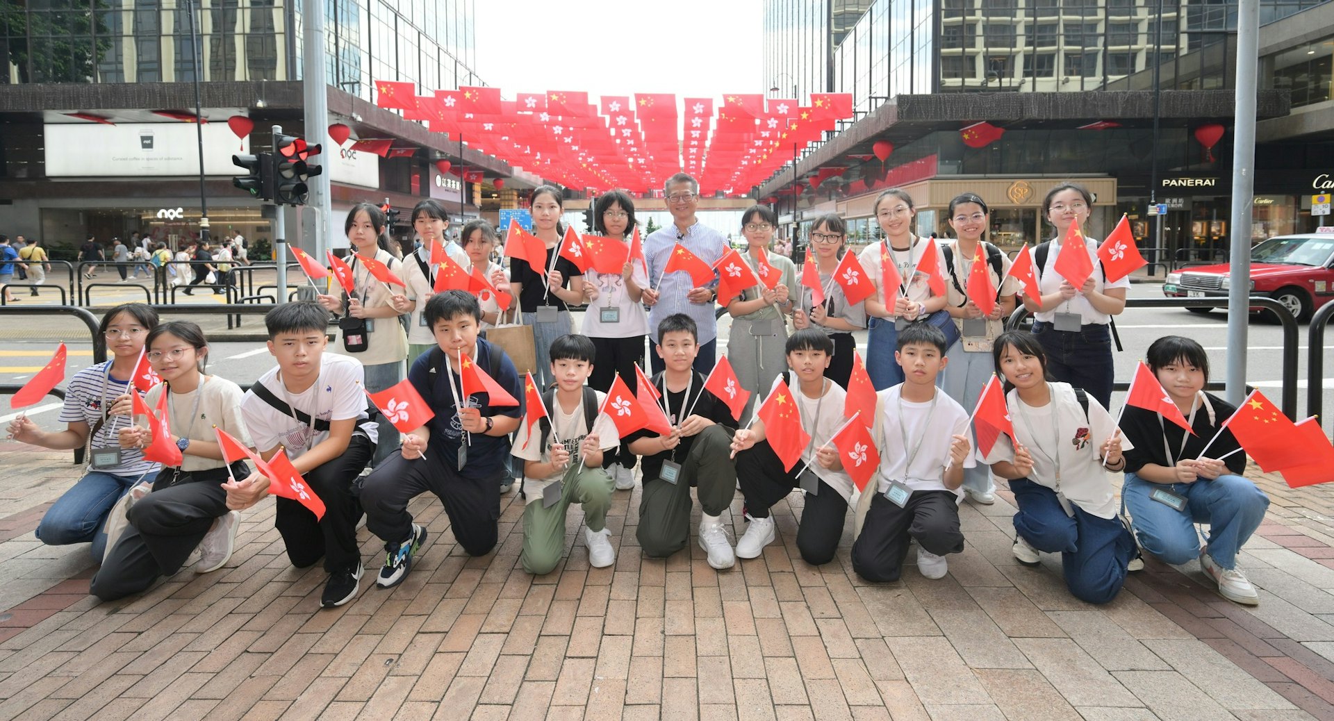 2024年10月1日,財政司長陳茂波帶中學生參觀「盛世啟航—新中國成立75周年成就」展覽。(陳茂波Facebook圖片) 2024年10月1日,財政司長陳茂波帶中學生參觀「盛世啟航—新中國成立75周年成就」展覽。(陳茂波Facebook圖片)