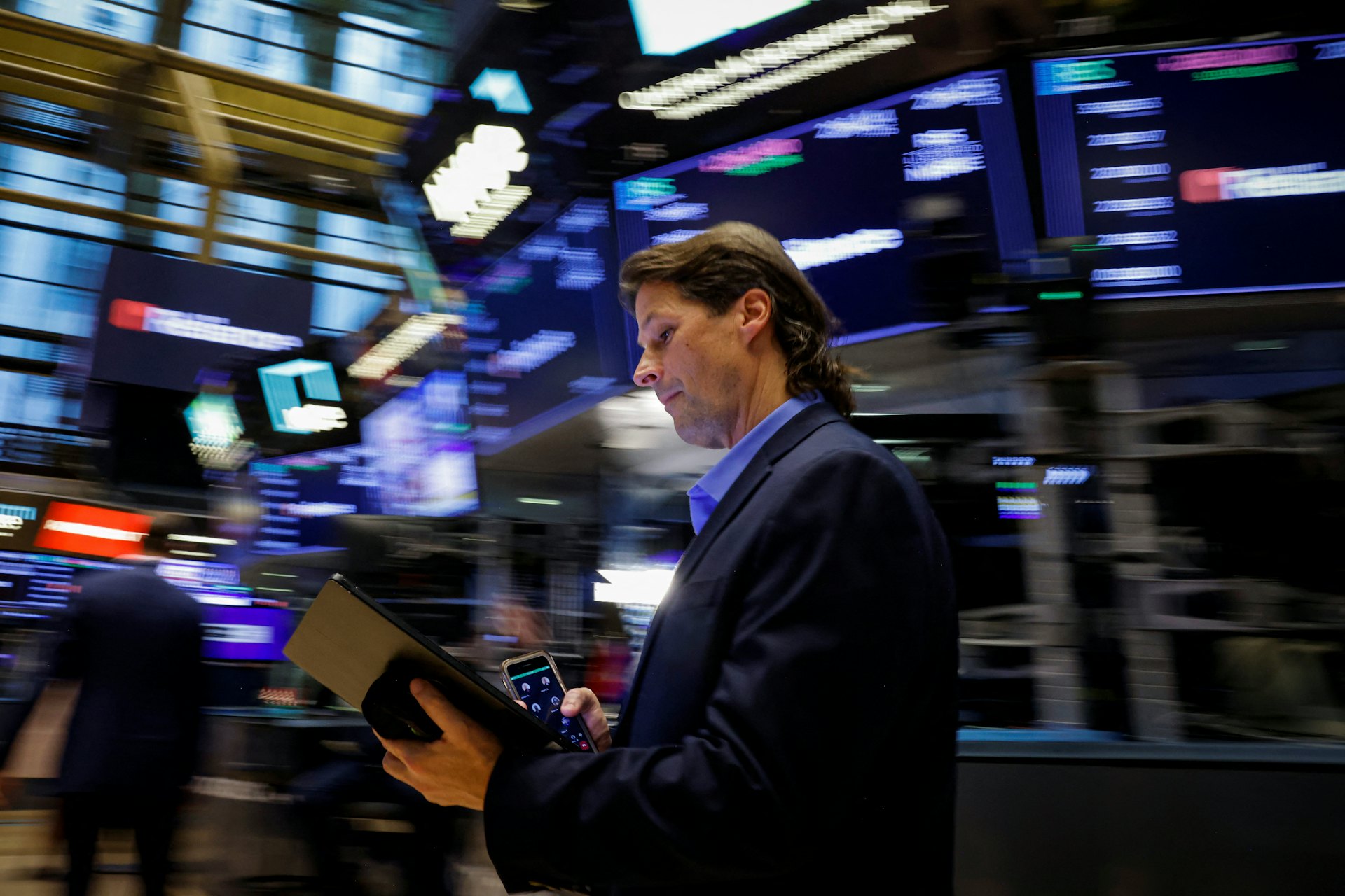 圖為2024年9月19日,交易員在美國紐約證券交易所(NYSE)的交易大廳工作。(REUTERS) 圖為2024年9月19日,交易員在美國紐約證券交易所(NYSE)的交易大廳工作。(REUTERS)
