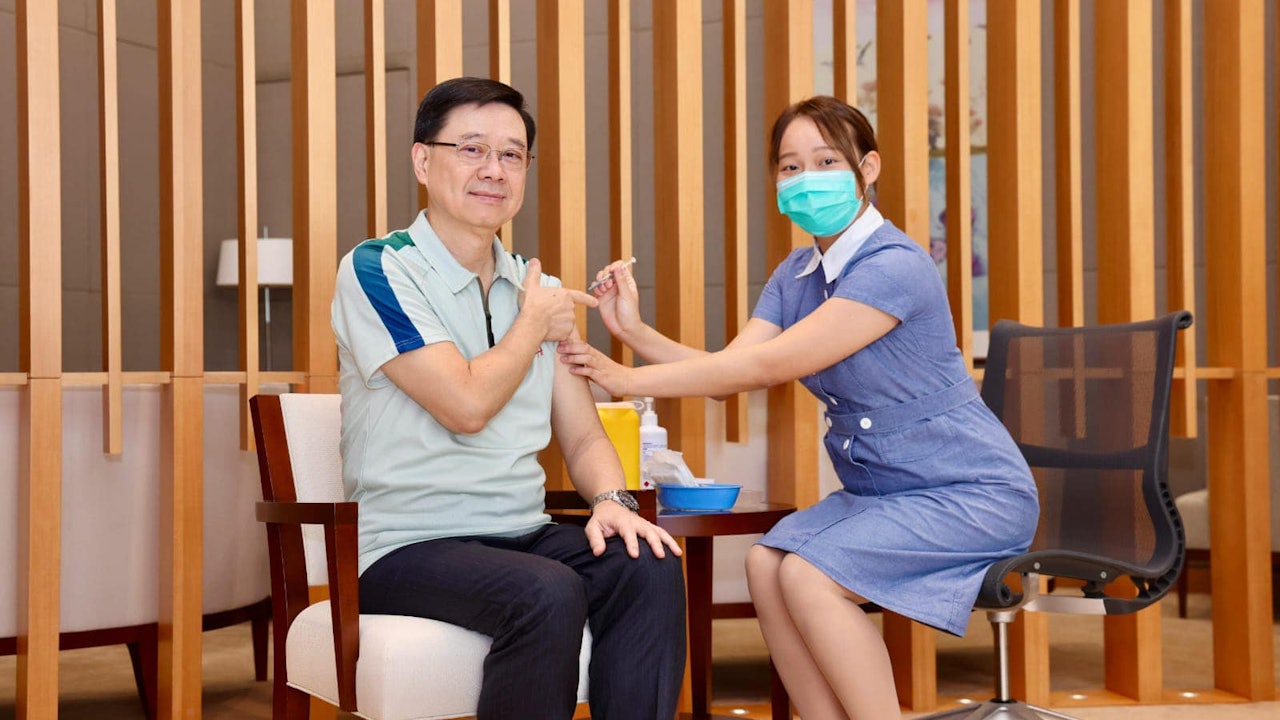 率主要官員打疫苗 李家超籲市民接種:最有效預防季節性流感 率主要官員打疫苗 李家超籲市民接種:最有效預防季節性流感