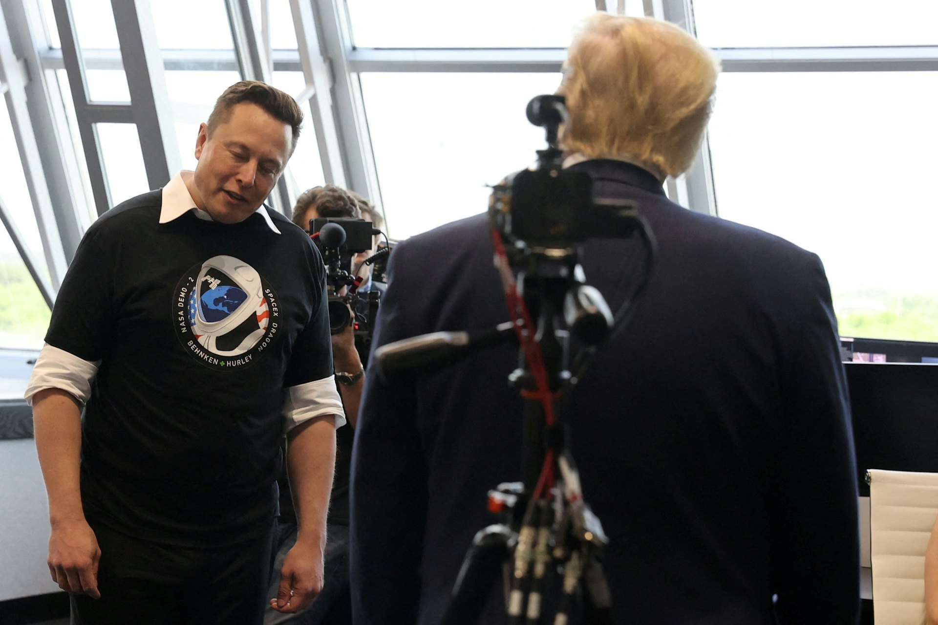SpaceX Falcon 9與太空船Dragon發射後,馬斯克(Elon Musk)在NASA甘迺迪太空中心(Kennedy Space Center)第四發射室向特朗普(Donald Trump)略微鞠躬(Reuters)。 SpaceX Falcon 9與太空船Dragon發射後,馬斯克(Elon Musk)在NASA甘迺迪太空中心(Kennedy Space Center)第四發射室向特朗普(Donald Trump)略微鞠躬(Reuters)。