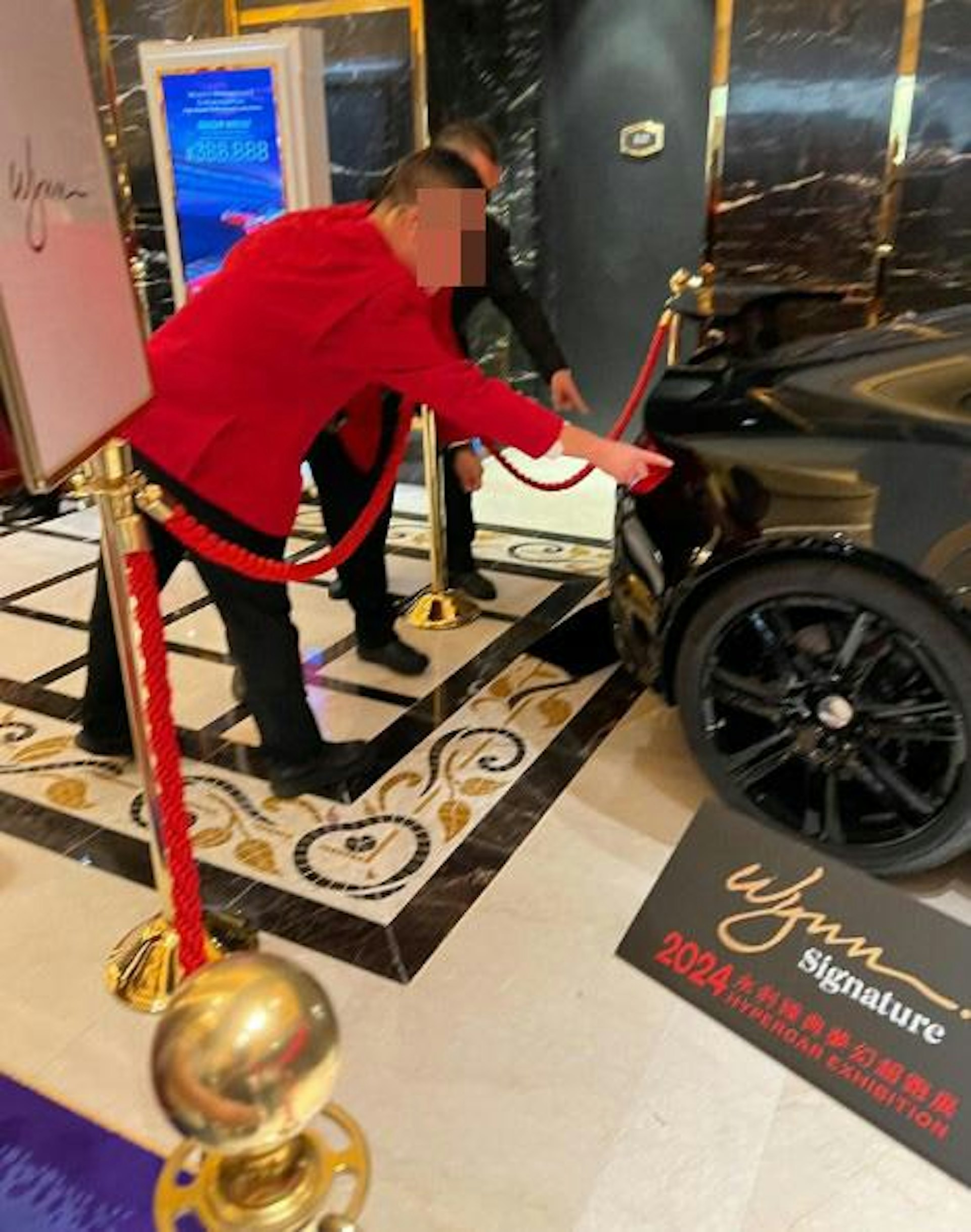 有內地小童疑似撞凹價值約300萬美金的名車,該車正在澳門永利皇宮酒店覽出。(threads圖片)