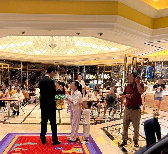 疑似涉事小童的母親正和職員交涉。（threads圖片）