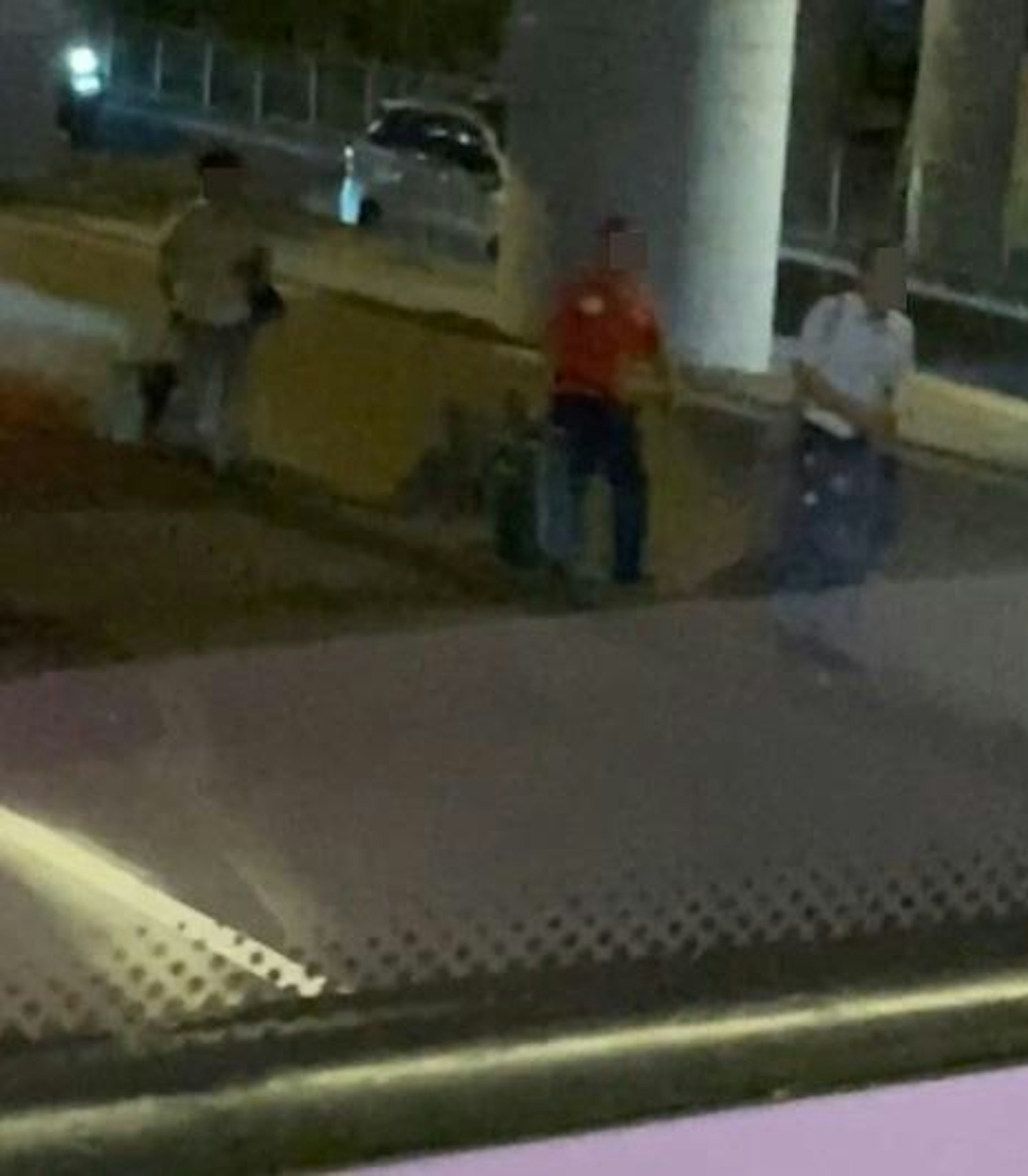 3名男女拖着行李篋,公然行走在灣仔告士打道馬路上。(threads影片截圖) 3名男女拖着行李篋,公然行走在灣仔告士打道馬路上。(threads影片截圖)