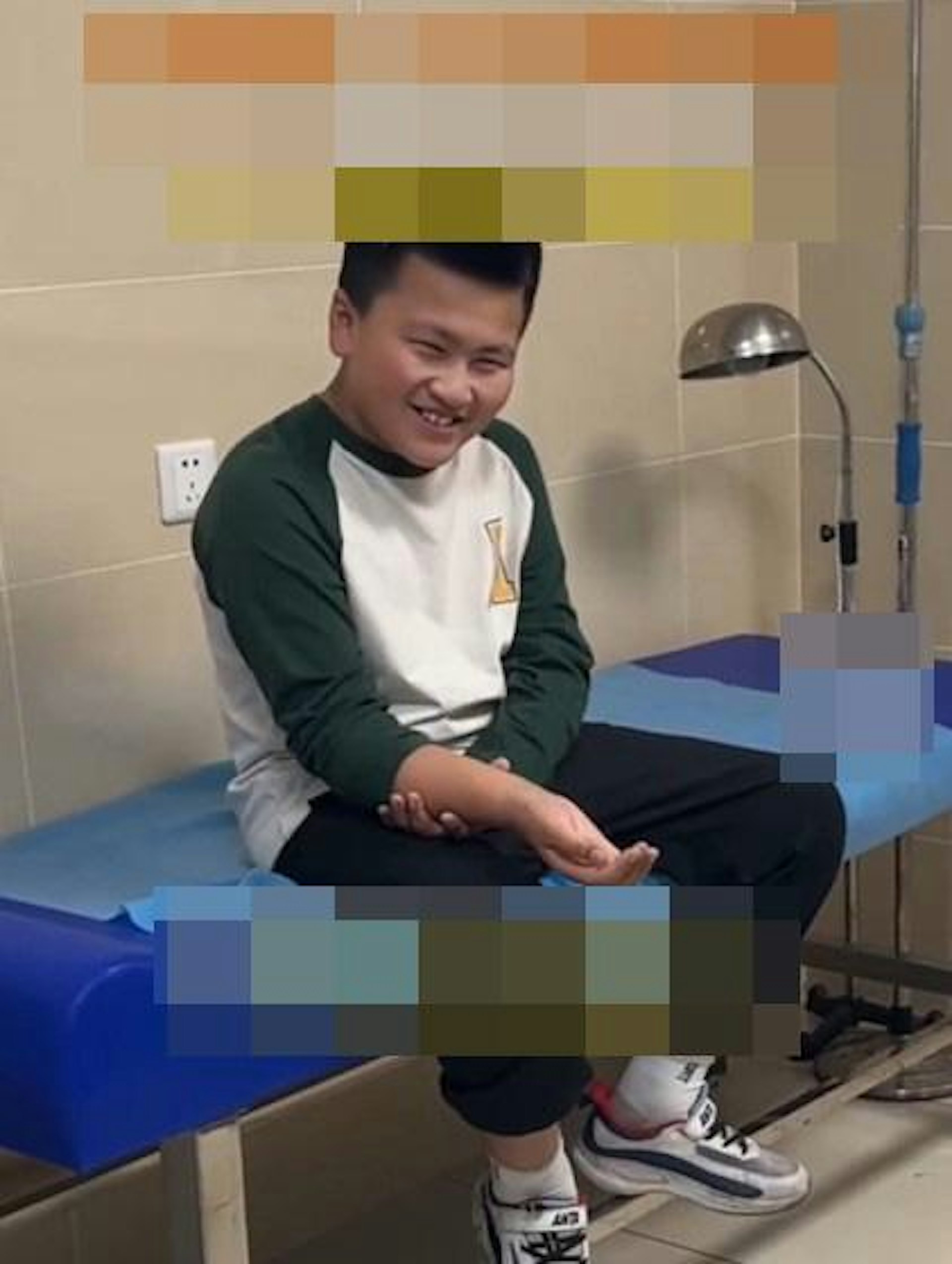 內地有男童騎單車摔倒,導致骨折崩潰痛哭,聽醫生1句話秒笑瘋。(微博影片截圖) 內地有男童騎單車摔倒,導致骨折崩潰痛哭,聽醫生1句話秒笑瘋。(微博影片截圖)