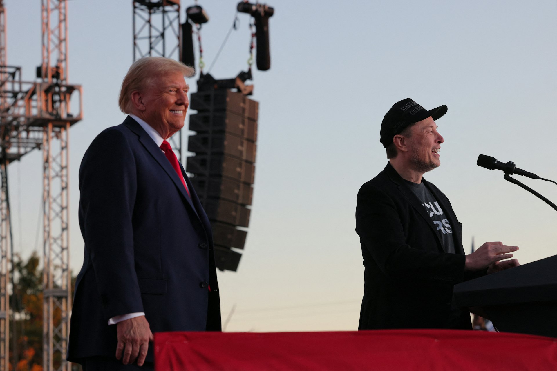 美國大選:特朗普10月5日再到自己遭槍擊的賓夕法尼亞州巴特勒縣(Butler)舉行競選集會,Tesla行政總裁馬斯克到場支持。(Reuters) 美國大選:特朗普10月5日再到自己遭槍擊的賓夕法尼亞州巴特勒縣(Butler)舉行競選集會,Tesla行政總裁馬斯克到場支持。(Reuters)