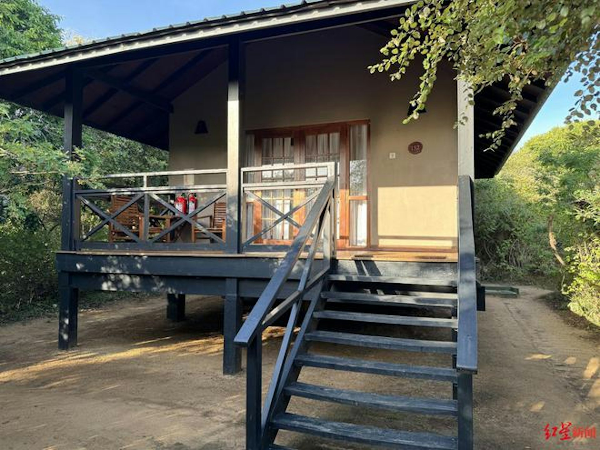 事發酒店房間外部。(《紅星新聞》)