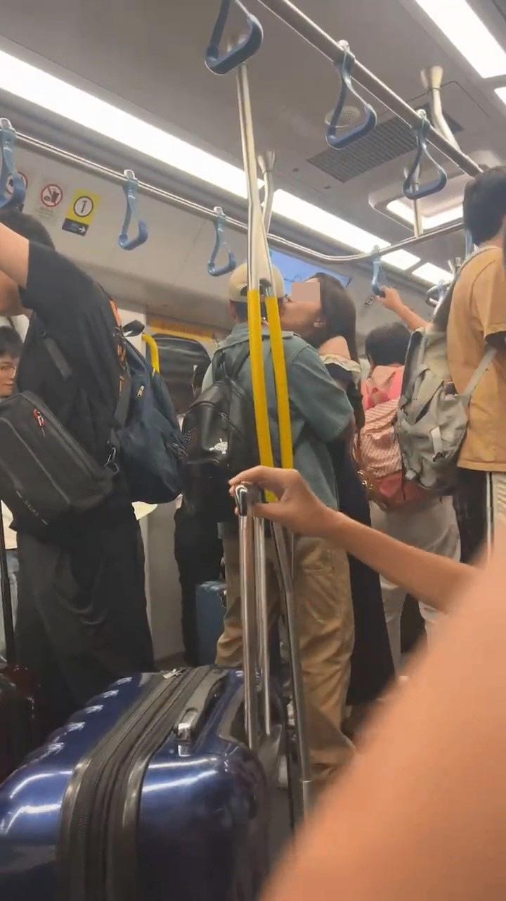 本港網絡及內地微博瘋傳1段影片，見到港鐵東鐵往羅湖方向列車內，有1對情侶當眾激吻。（影片截圖）