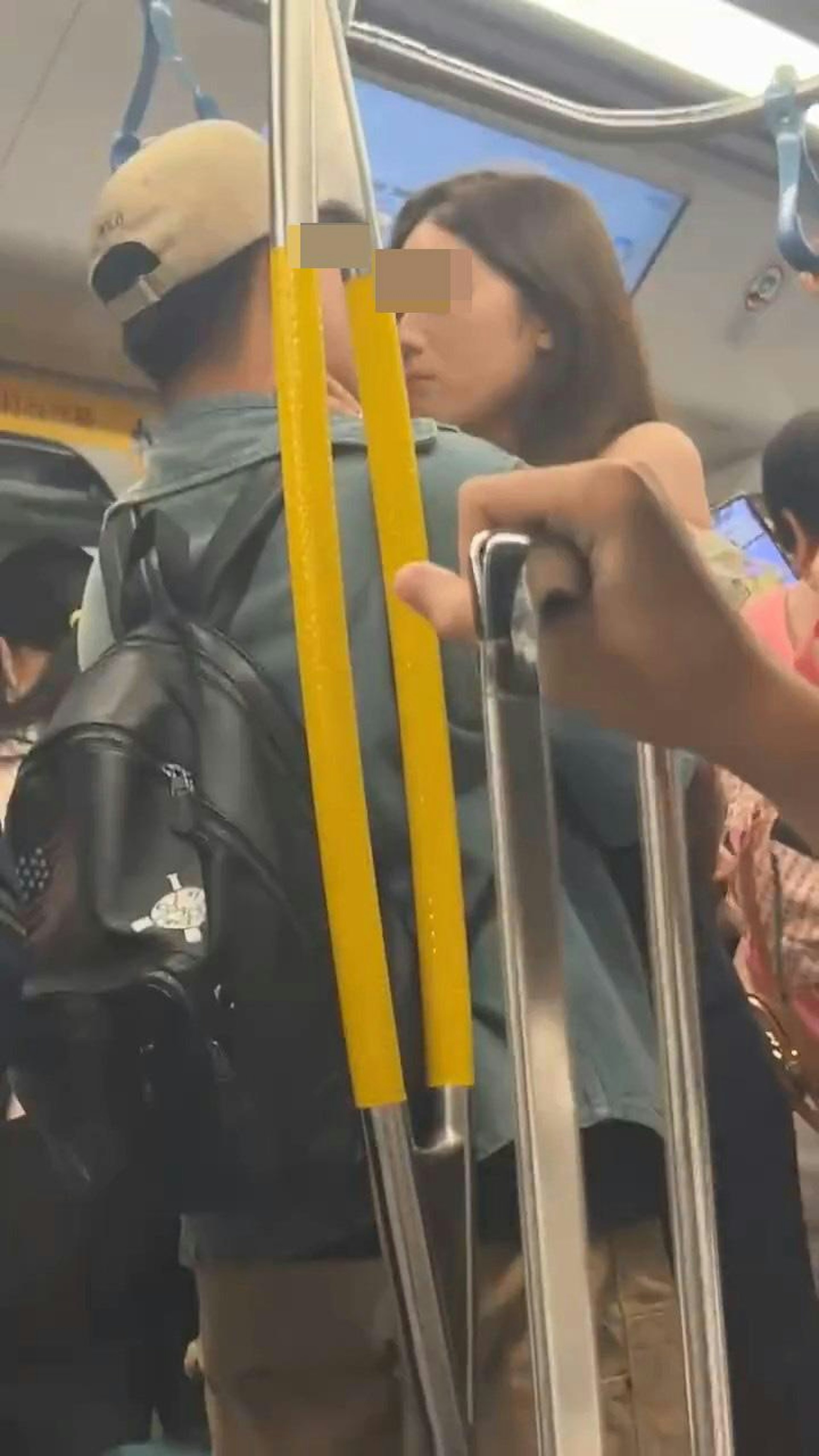 女方索吻不果,定神望着男方,似乎不滿男方反應。(影片截圖)