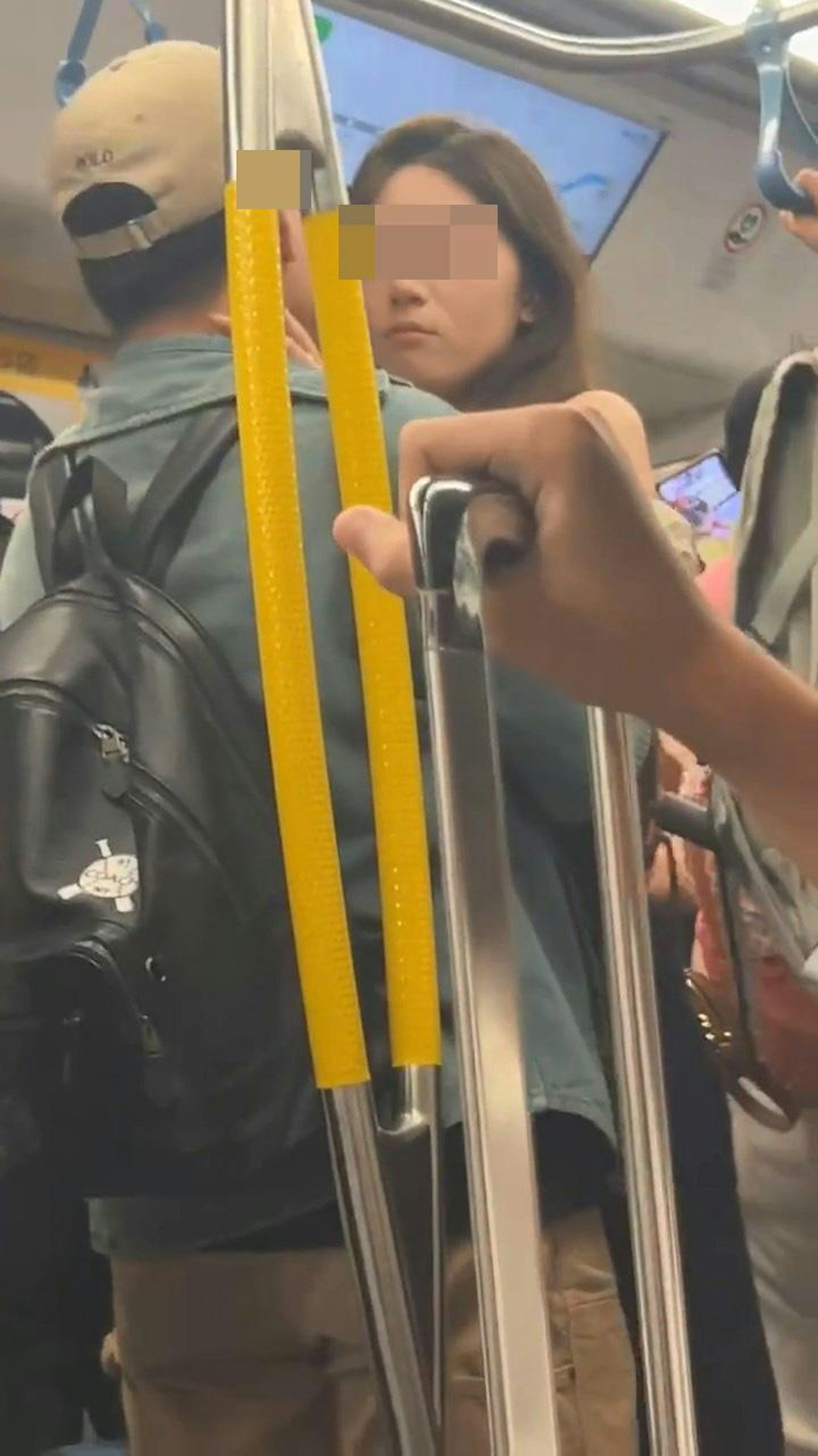 女方似乎留意到被拍攝,隨即望向鏡頭方向,超美「正臉」曝光。(影片截圖)