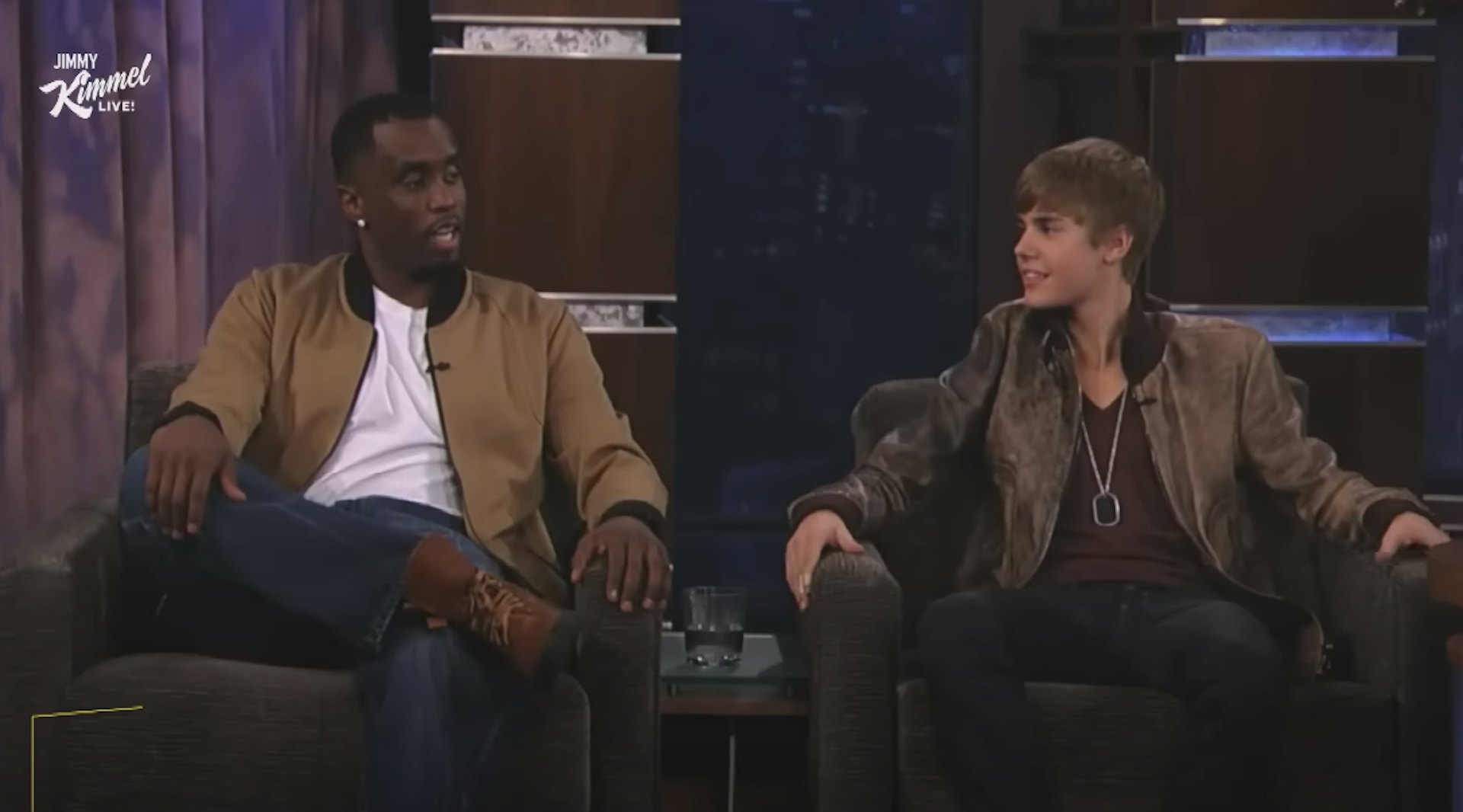 Justin Bieber(右)与Diddy(左)一同接受美国名主持人访问。